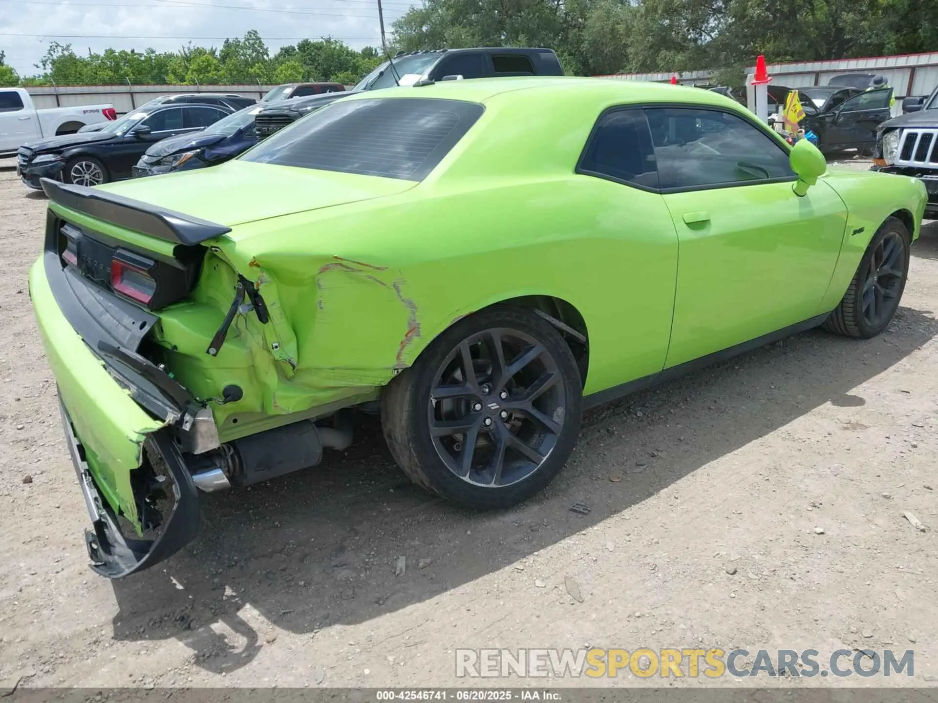 4 Photograph of a damaged car 2C3CDZBT3PH527537 DODGE CHALLENGER 2023