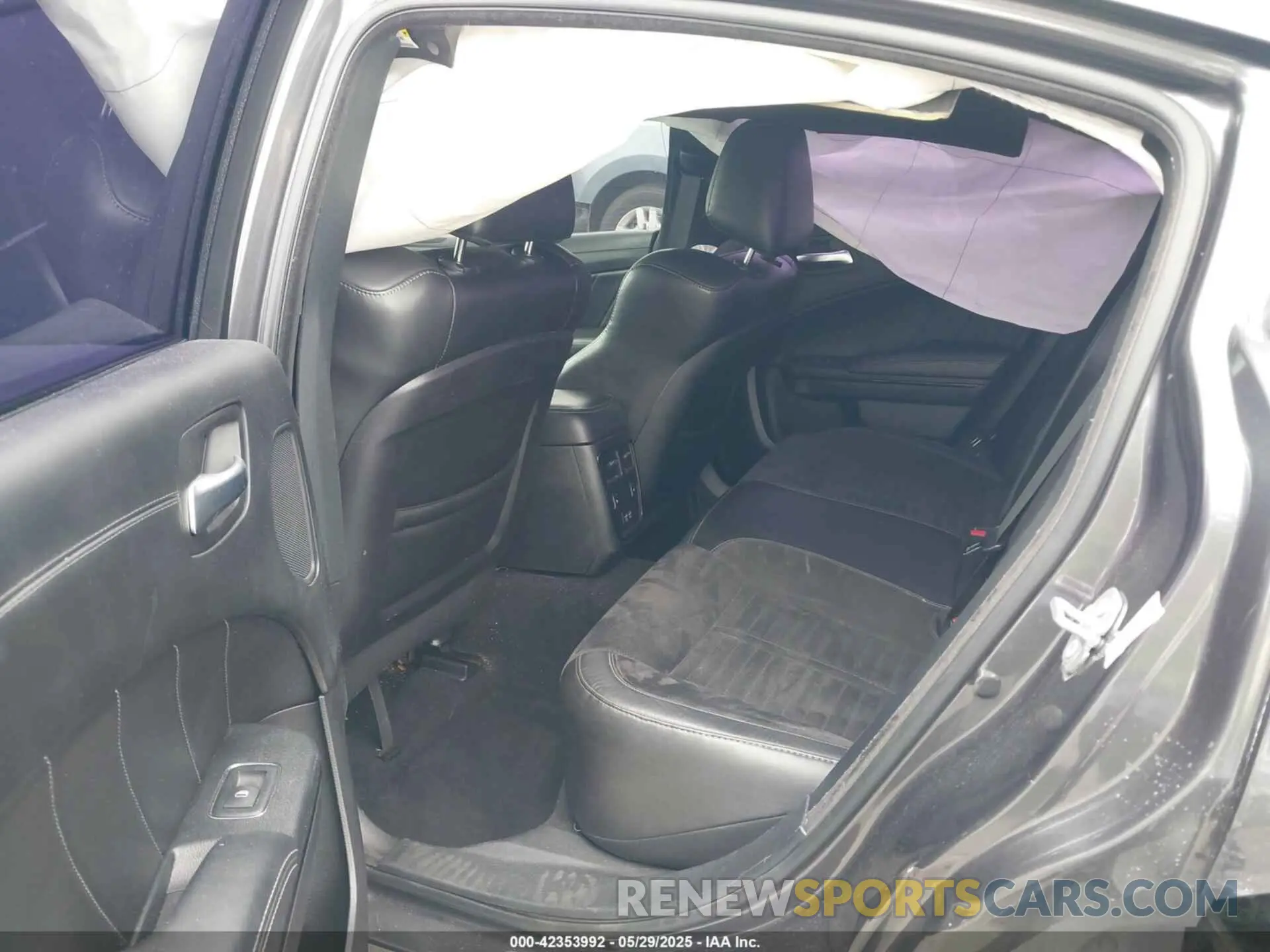 8 Photograph of a damaged car 2C3CDXCT7KH591513 DODGE CHARGER 2019