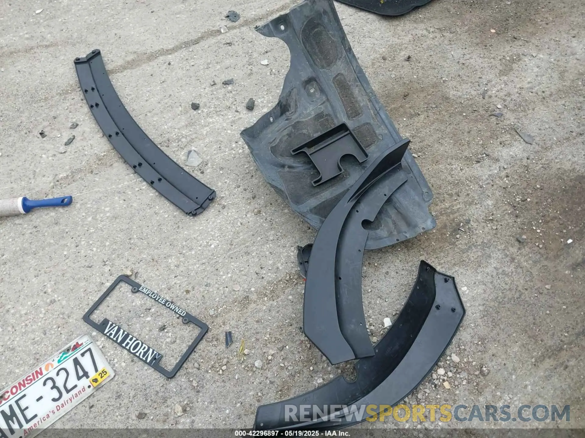 12 Photograph of a damaged car 2C3CDXHGXKH749466 DODGE CHARGER 2019