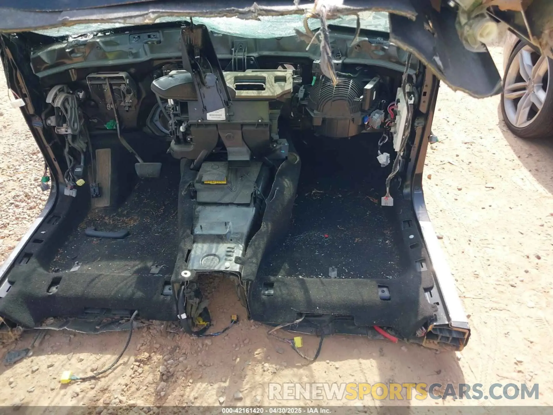 18 Photograph of a damaged car 2C3CDXCT2LH107586 DODGE CHARGER 2020