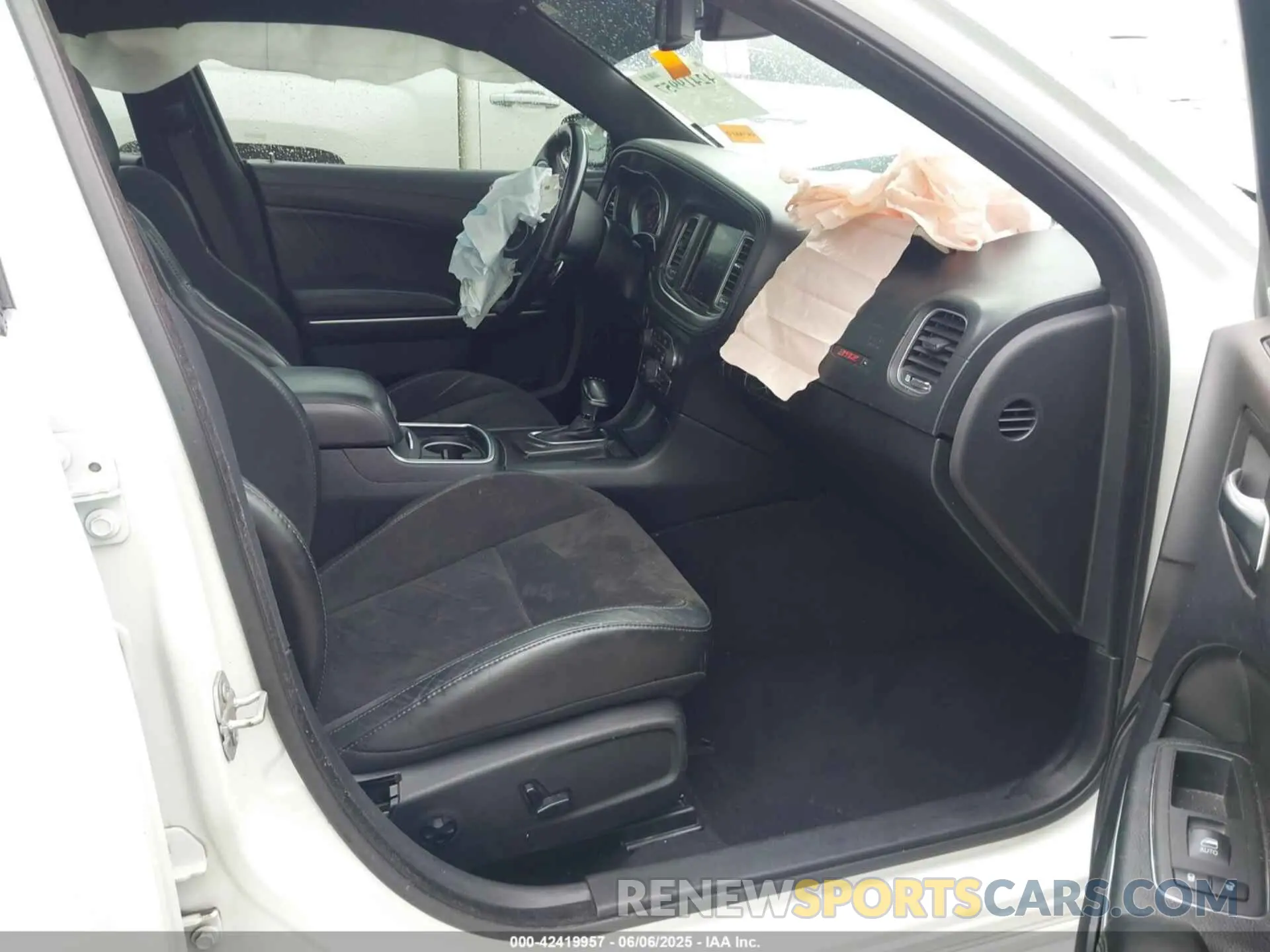 5 Photograph of a damaged car 2C3CDXGJ8LH164688 DODGE CHARGER 2020