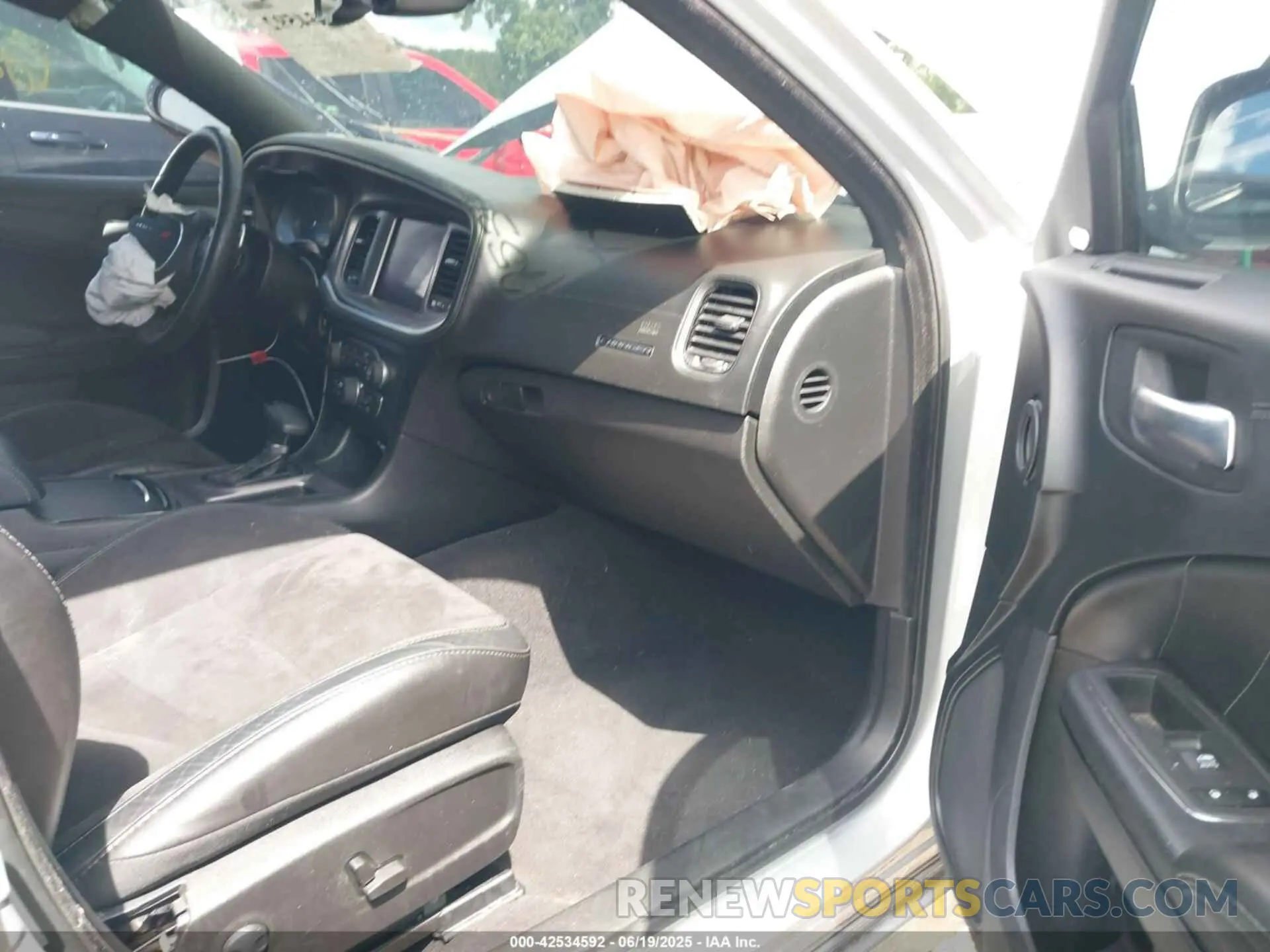 5 Photograph of a damaged car 2C3CDXCT1NH240536 DODGE CHARGER 2022