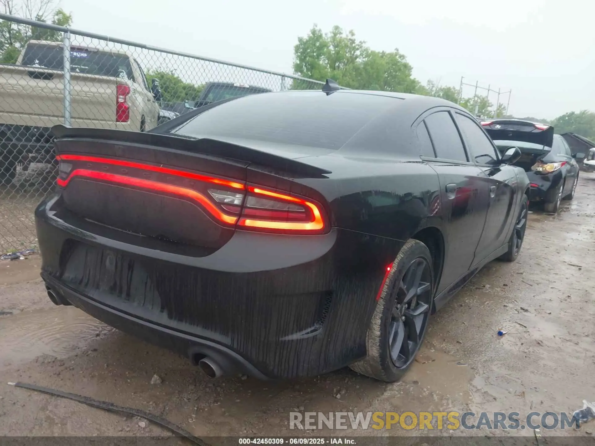 4 Photograph of a damaged car 2C3CDXHG4NH267645 DODGE CHARGER 2022