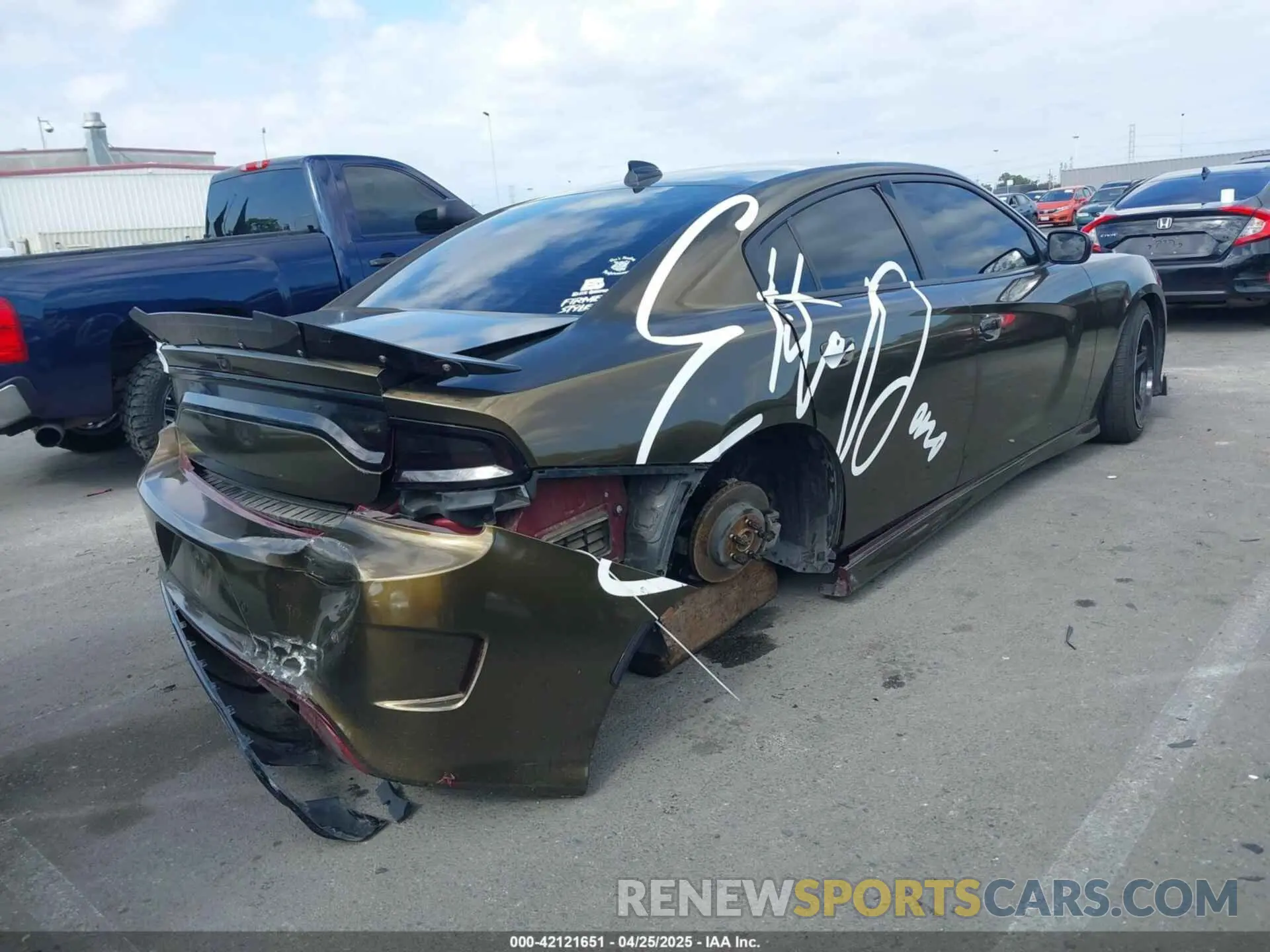 4 Photograph of a damaged car 2C3CDXHG8NH192660 DODGE CHARGER 2022