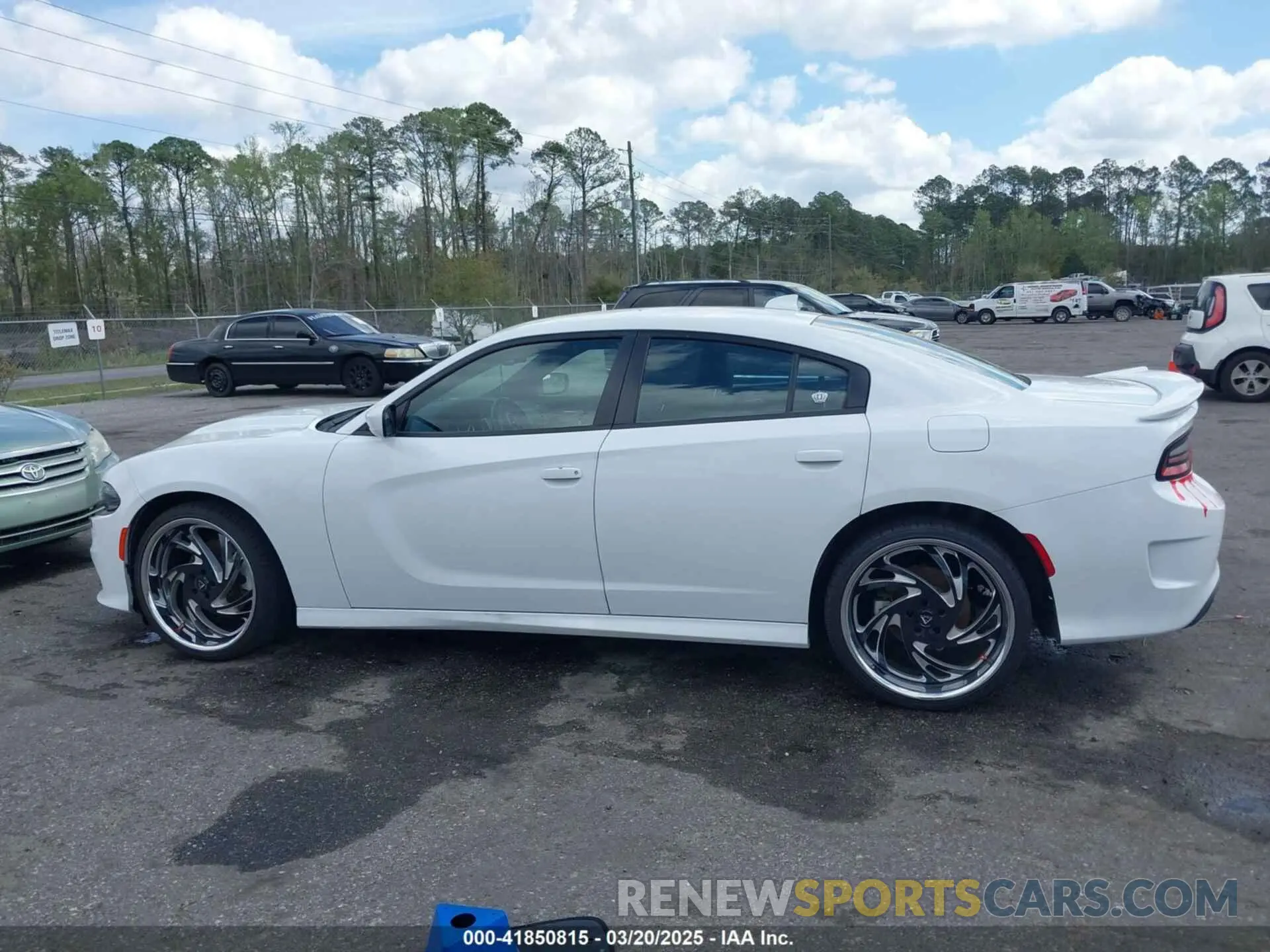 13 Photograph of a damaged car 2C3CDXHG8NH259757 DODGE CHARGER 2022