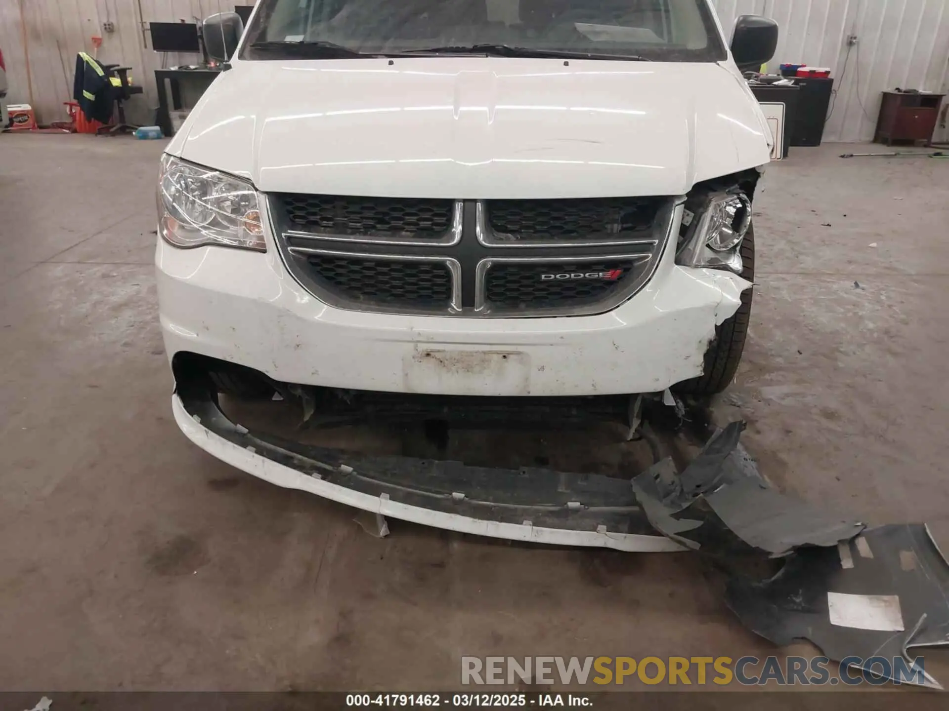 18 Photograph of a damaged car 2C4RDGBG0KR522103 DODGE GRAND CARAVAN 2019