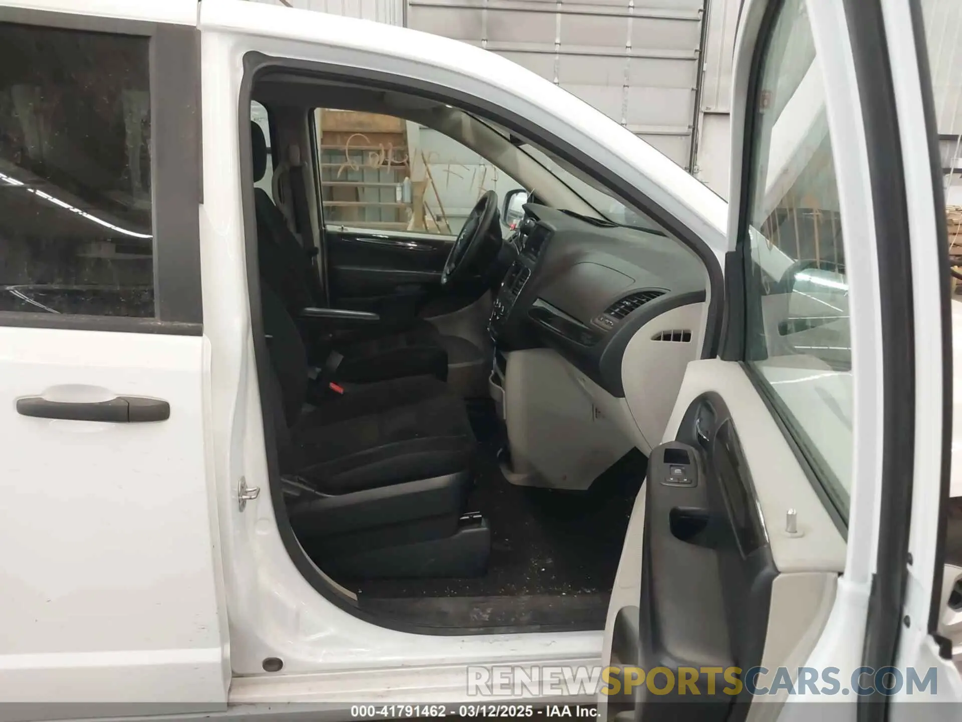 5 Photograph of a damaged car 2C4RDGBG0KR522103 DODGE GRAND CARAVAN 2019