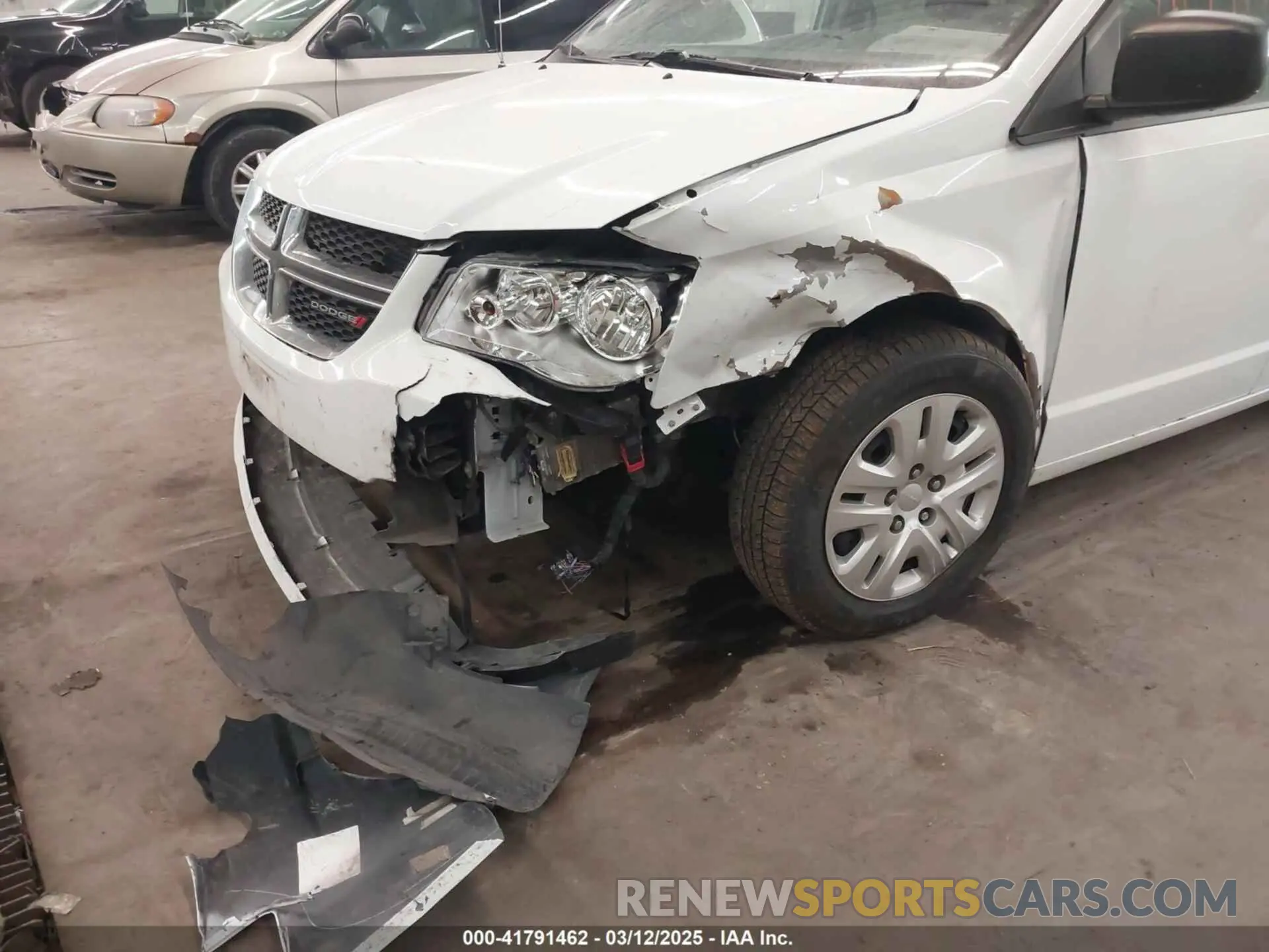 6 Photograph of a damaged car 2C4RDGBG0KR522103 DODGE GRAND CARAVAN 2019