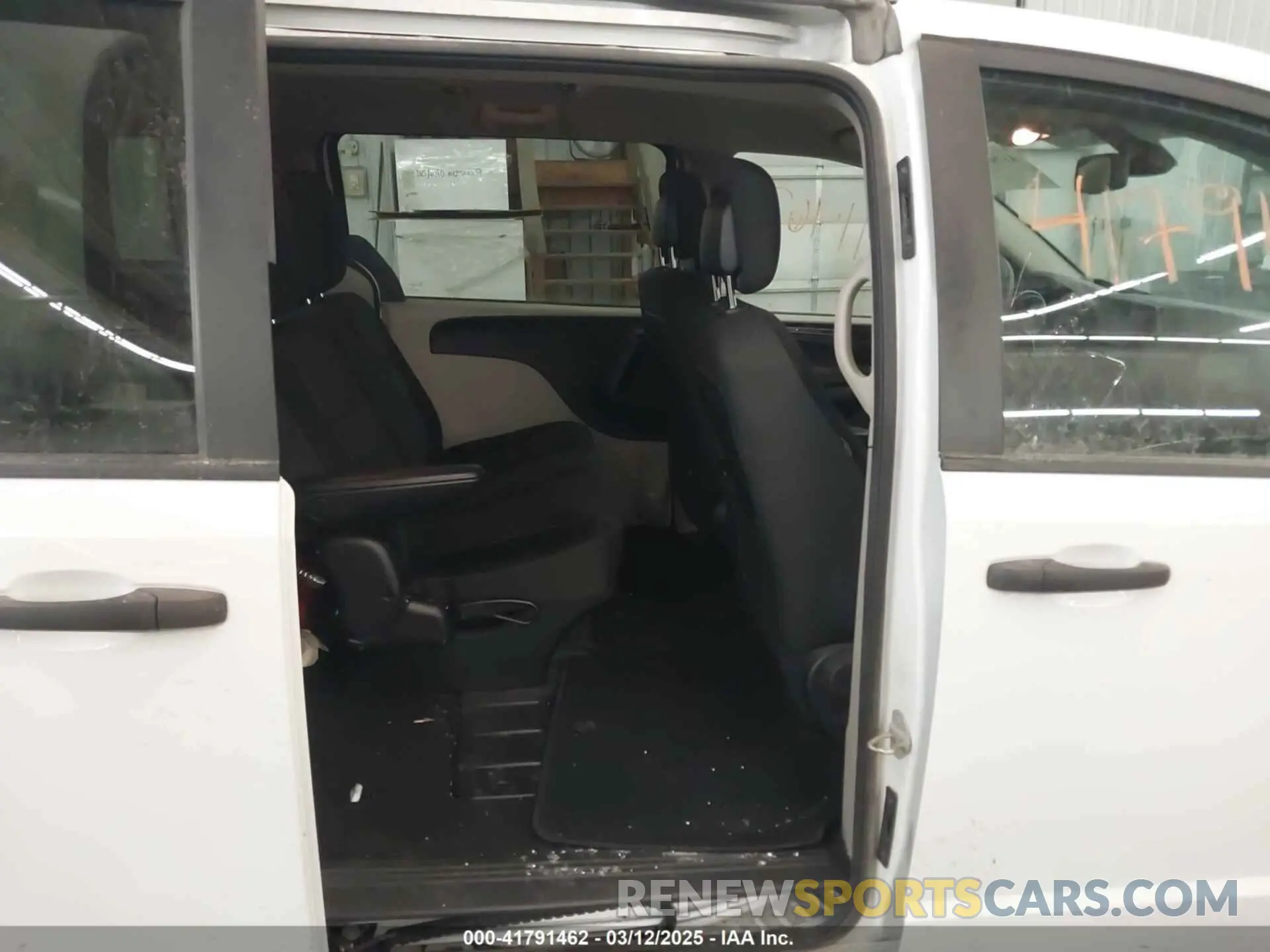 8 Photograph of a damaged car 2C4RDGBG0KR522103 DODGE GRAND CARAVAN 2019