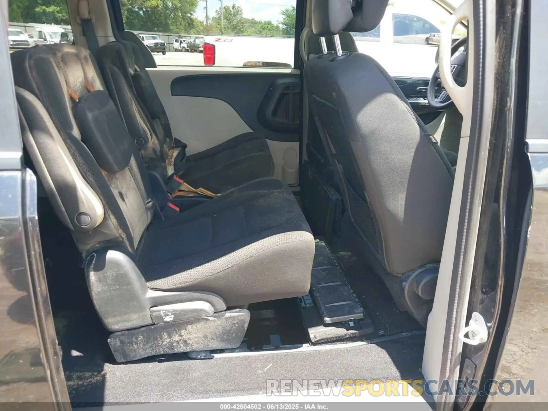 8 Photograph of a damaged car 2C4RDGBG0KR585007 DODGE GRAND CARAVAN 2019