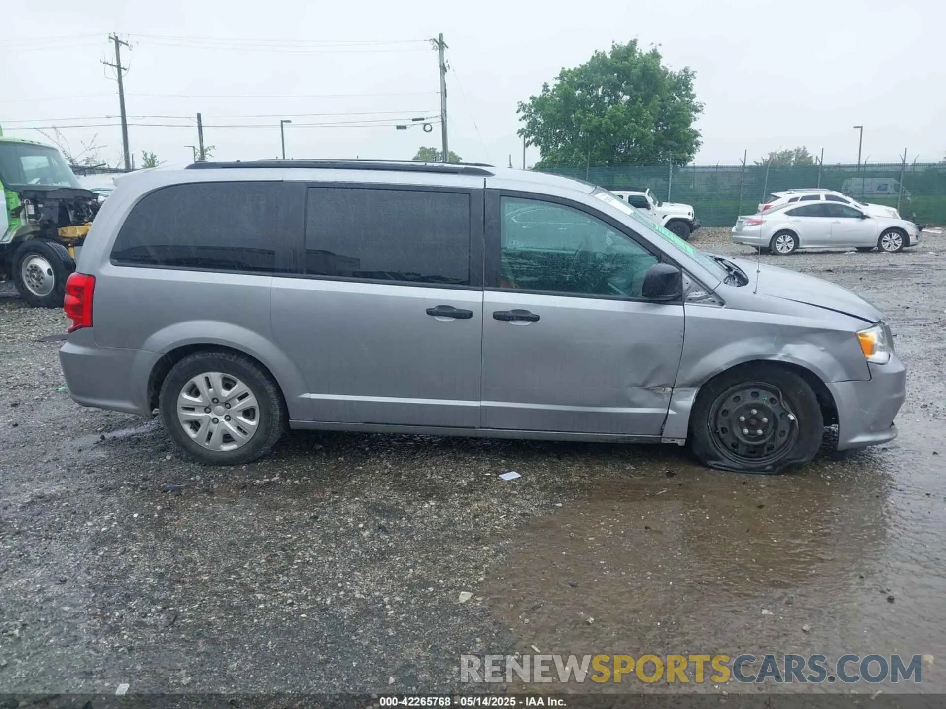 14 Photograph of a damaged car 2C4RDGBG0KR585976 DODGE GRAND CARAVAN 2019