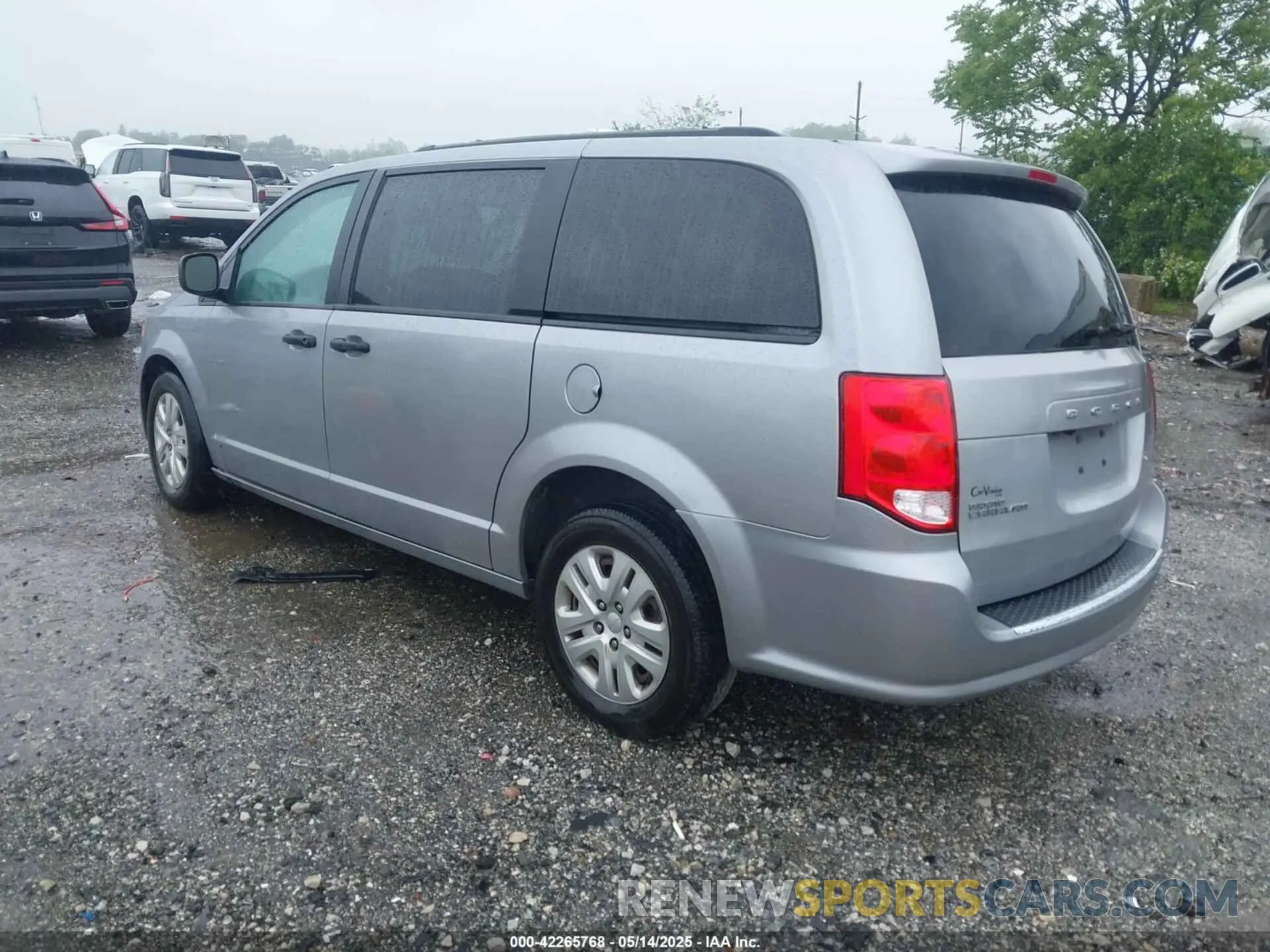 3 Photograph of a damaged car 2C4RDGBG0KR585976 DODGE GRAND CARAVAN 2019