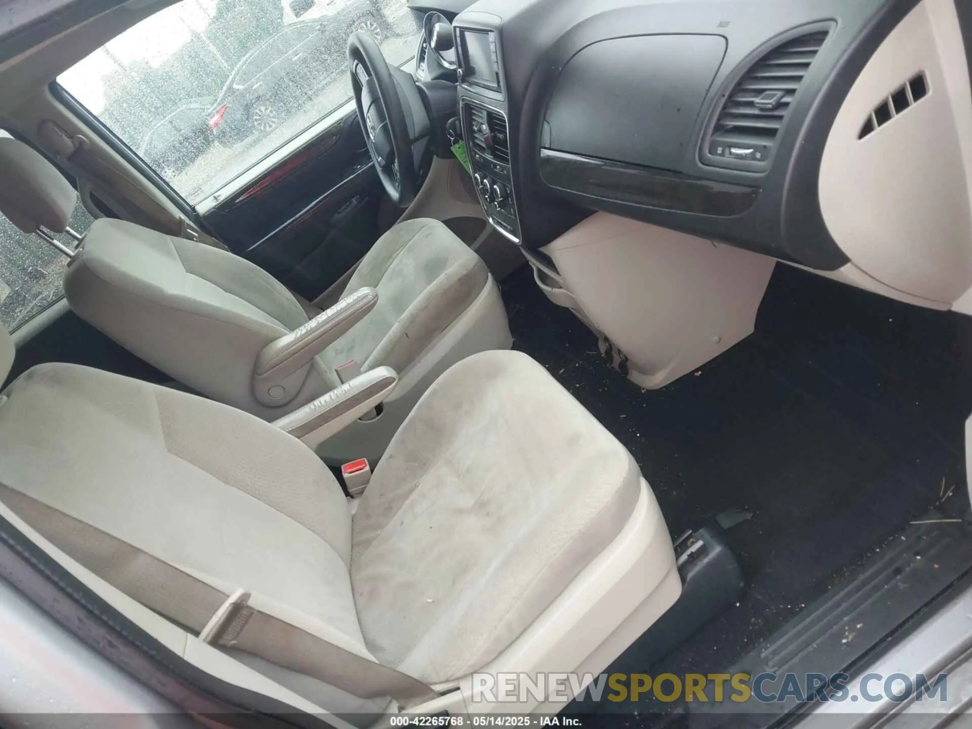 5 Photograph of a damaged car 2C4RDGBG0KR585976 DODGE GRAND CARAVAN 2019