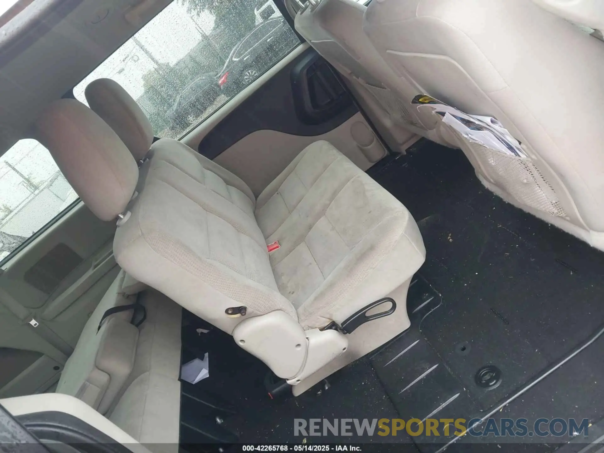 8 Photograph of a damaged car 2C4RDGBG0KR585976 DODGE GRAND CARAVAN 2019