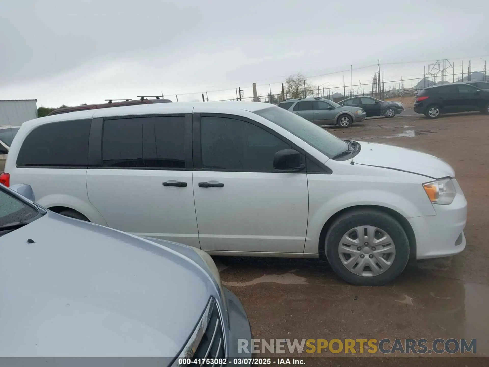 13 Photograph of a damaged car 2C4RDGBG0KR727727 DODGE GRAND CARAVAN 2019