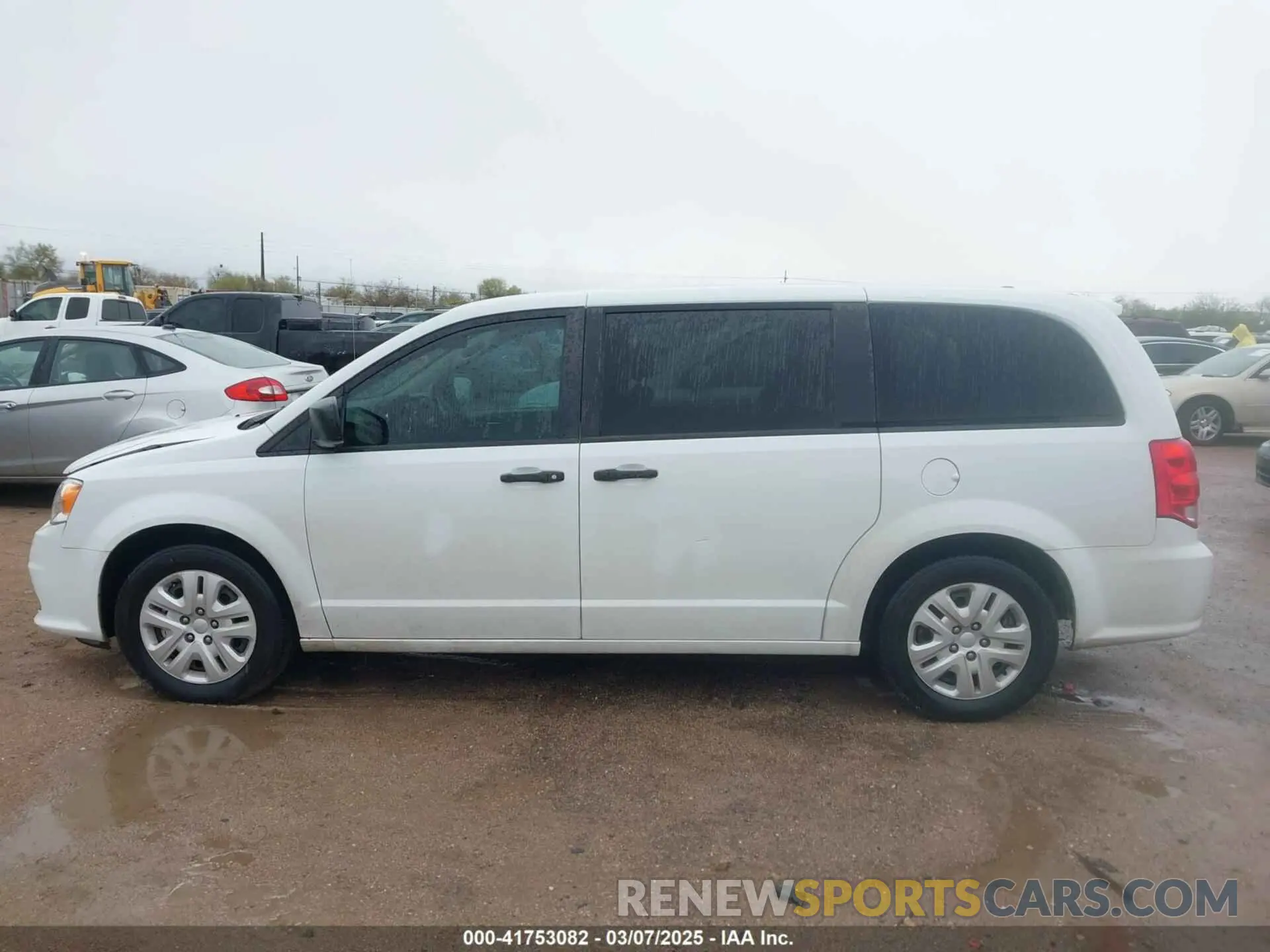 14 Photograph of a damaged car 2C4RDGBG0KR727727 DODGE GRAND CARAVAN 2019