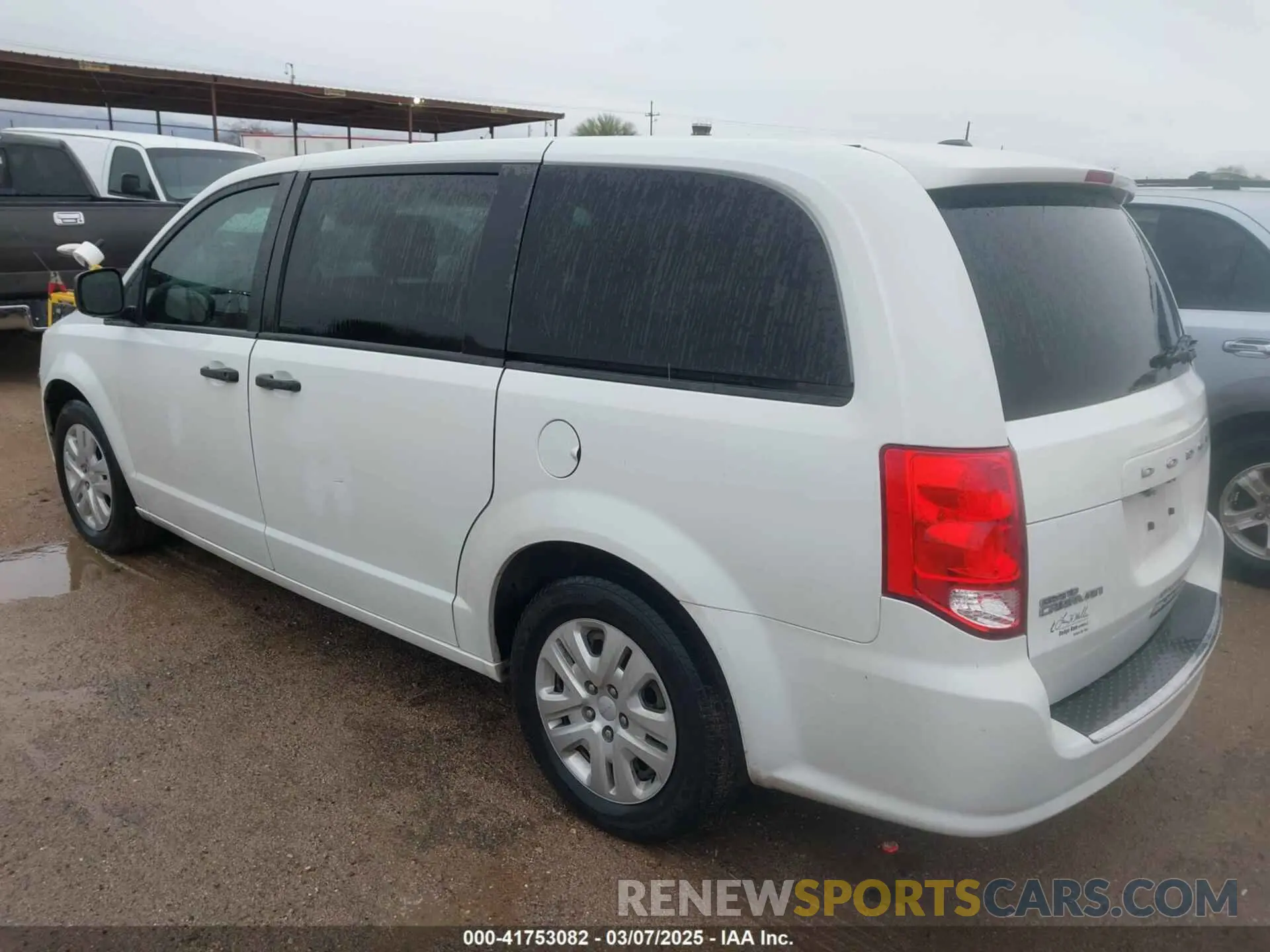 3 Photograph of a damaged car 2C4RDGBG0KR727727 DODGE GRAND CARAVAN 2019