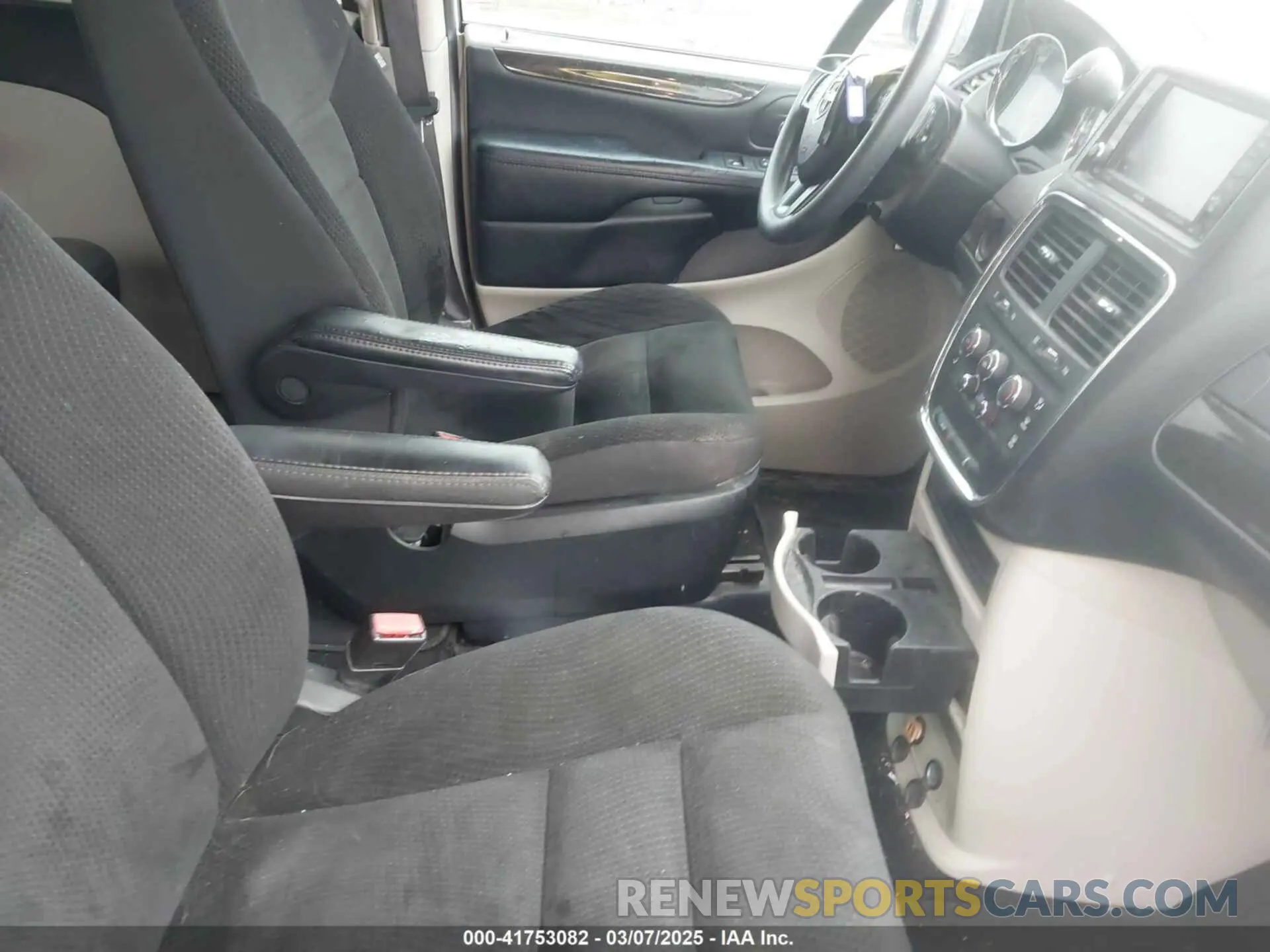 5 Photograph of a damaged car 2C4RDGBG0KR727727 DODGE GRAND CARAVAN 2019