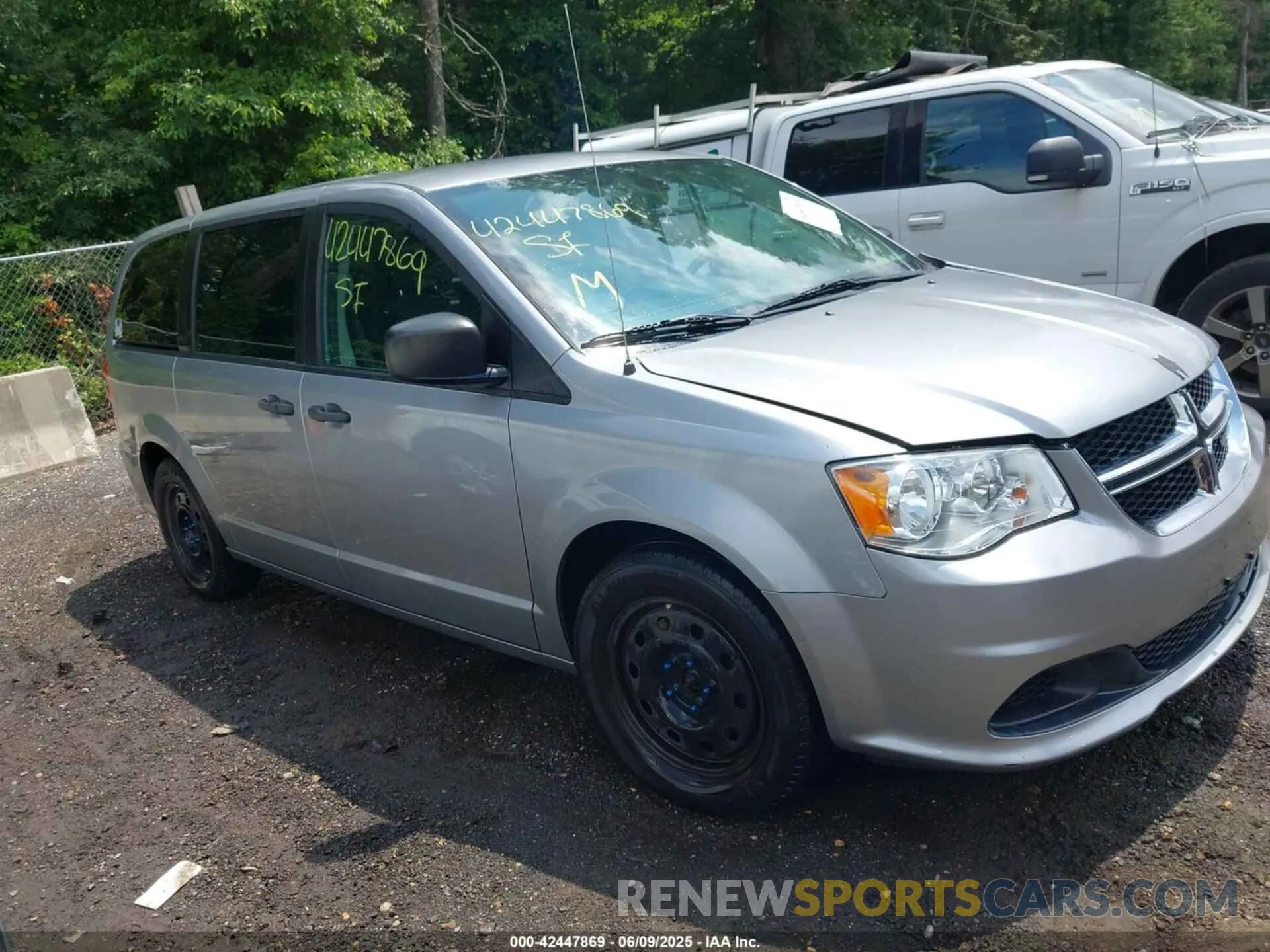 1 Photograph of a damaged car 2C4RDGBG0KR741711 DODGE GRAND CARAVAN 2019