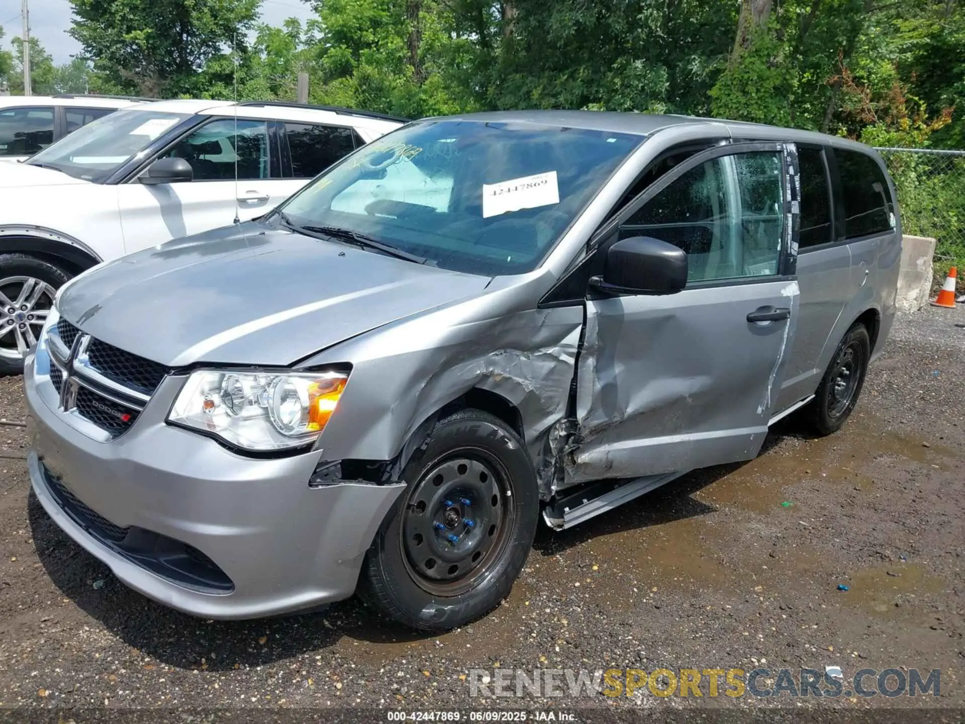 2 Photograph of a damaged car 2C4RDGBG0KR741711 DODGE GRAND CARAVAN 2019