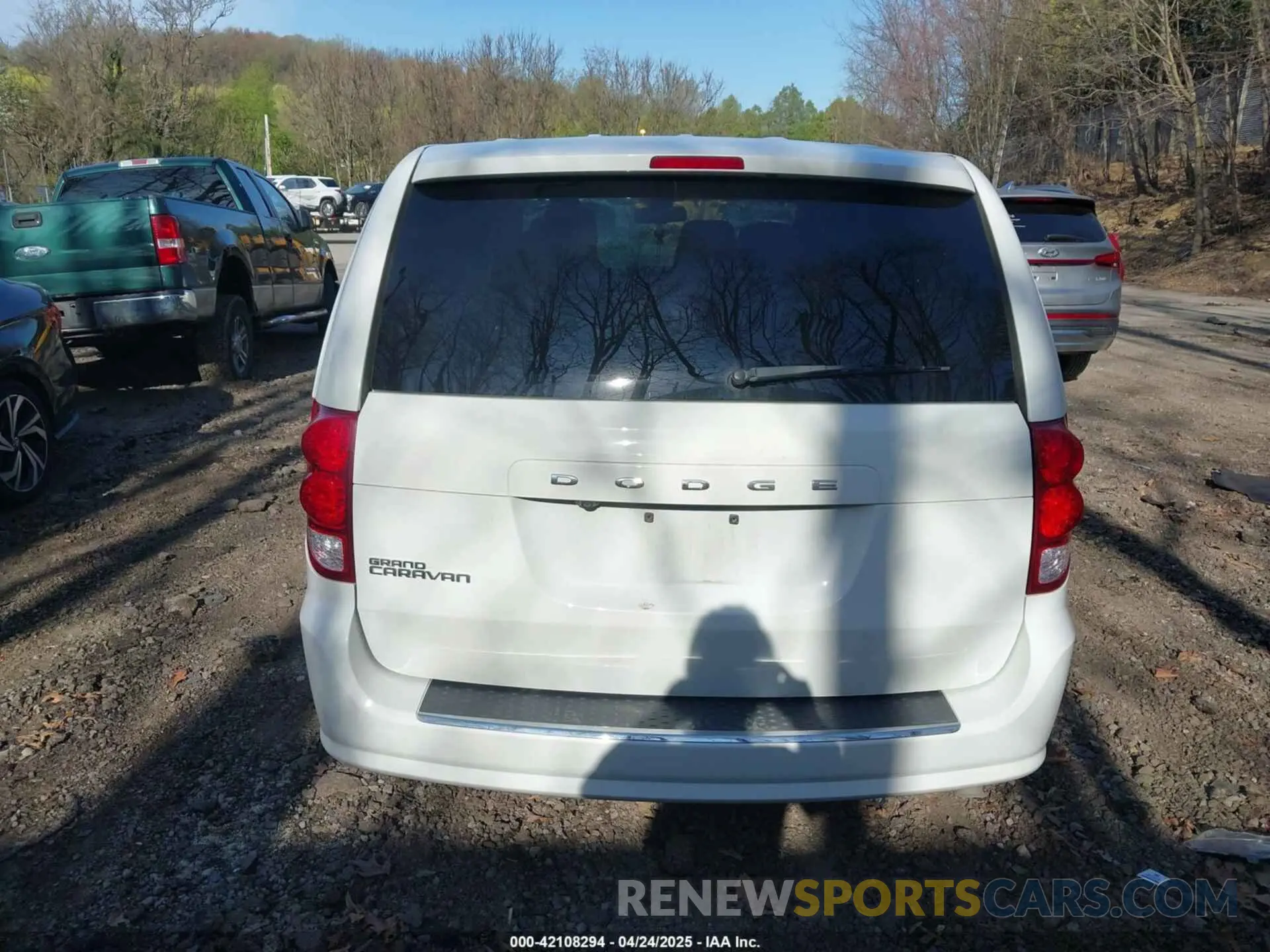 17 Photograph of a damaged car 2C4RDGBG0KR741725 DODGE GRAND CARAVAN 2019