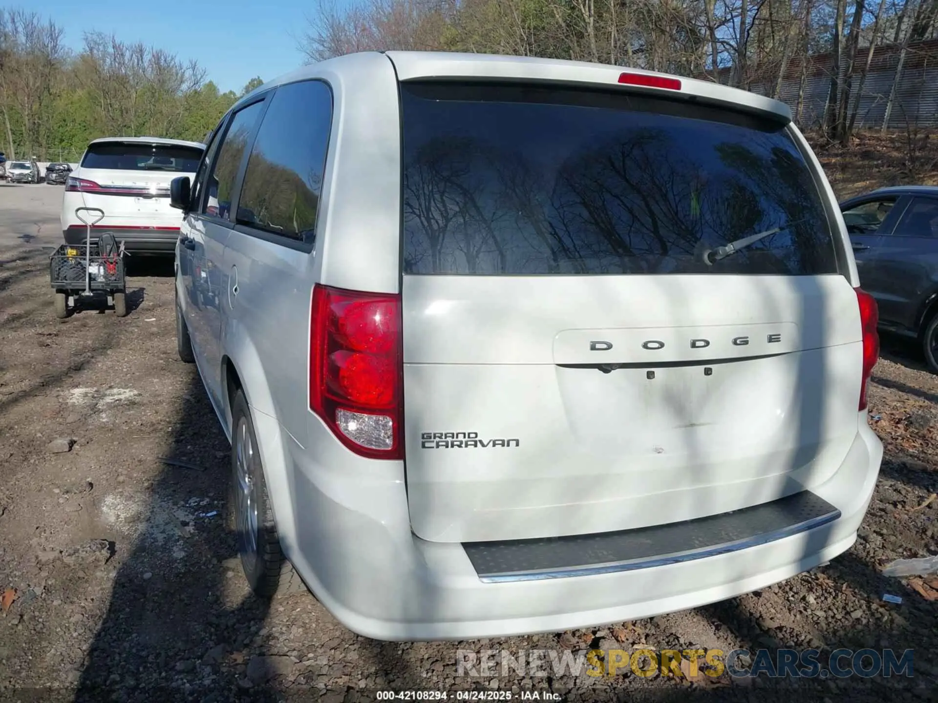 19 Photograph of a damaged car 2C4RDGBG0KR741725 DODGE GRAND CARAVAN 2019