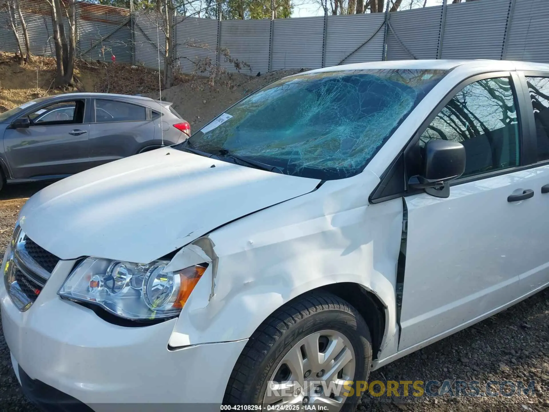 6 Photograph of a damaged car 2C4RDGBG0KR741725 DODGE GRAND CARAVAN 2019