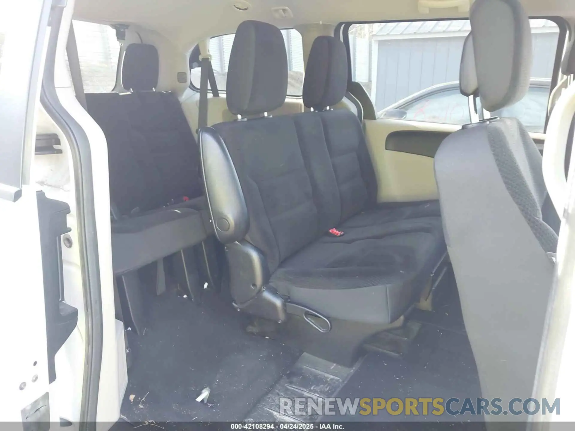 8 Photograph of a damaged car 2C4RDGBG0KR741725 DODGE GRAND CARAVAN 2019