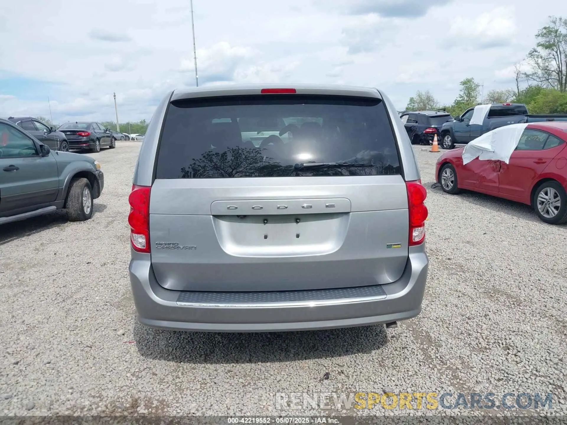 16 Photograph of a damaged car 2C4RDGBG1KR581130 DODGE GRAND CARAVAN 2019