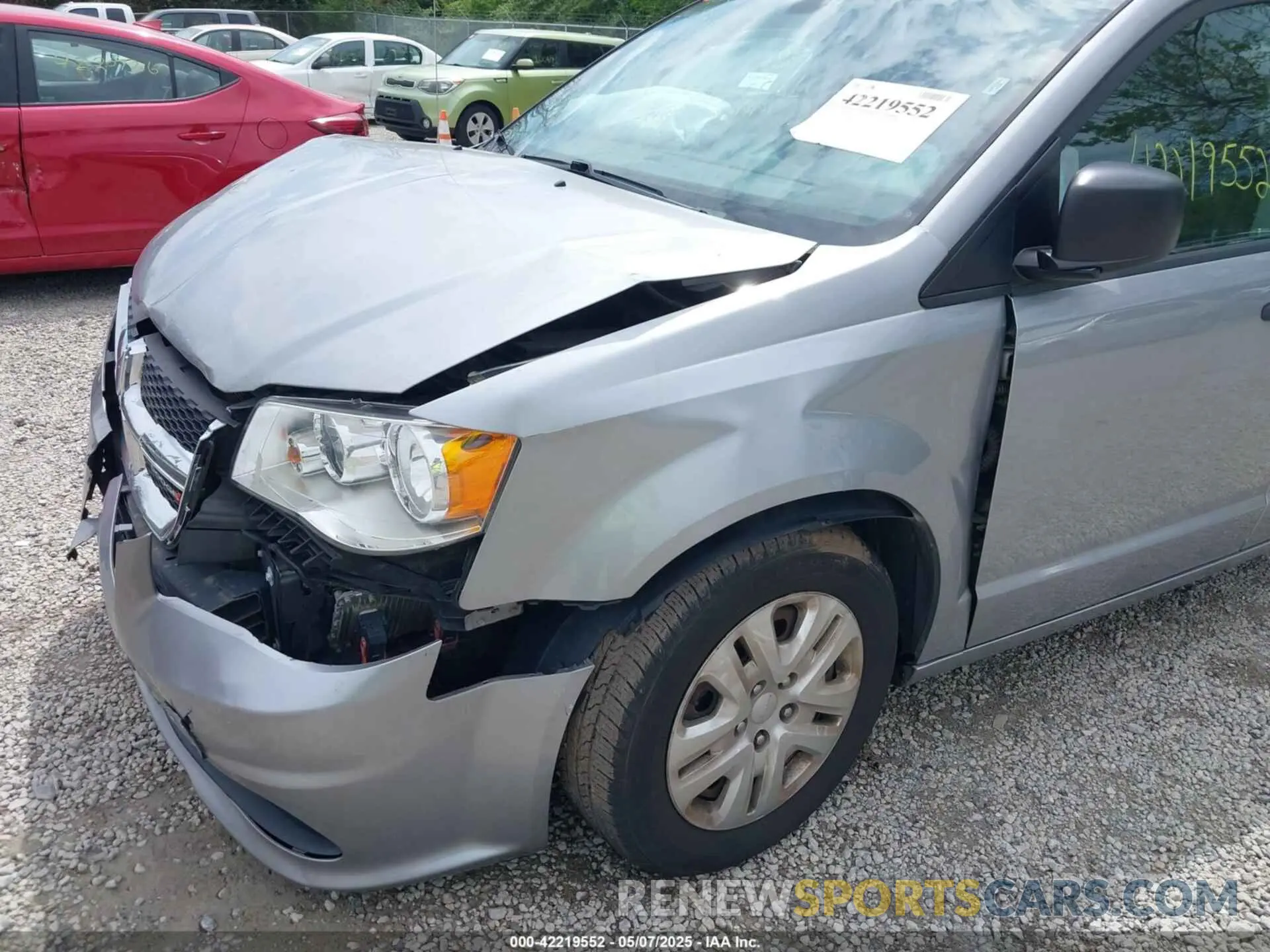17 Photograph of a damaged car 2C4RDGBG1KR581130 DODGE GRAND CARAVAN 2019