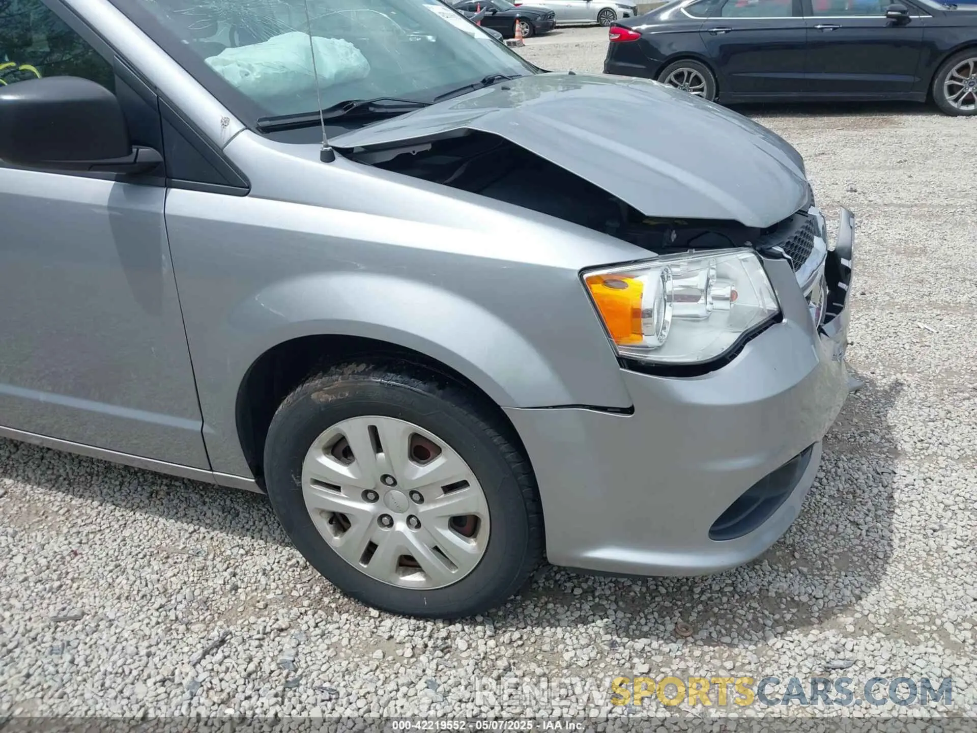 18 Photograph of a damaged car 2C4RDGBG1KR581130 DODGE GRAND CARAVAN 2019