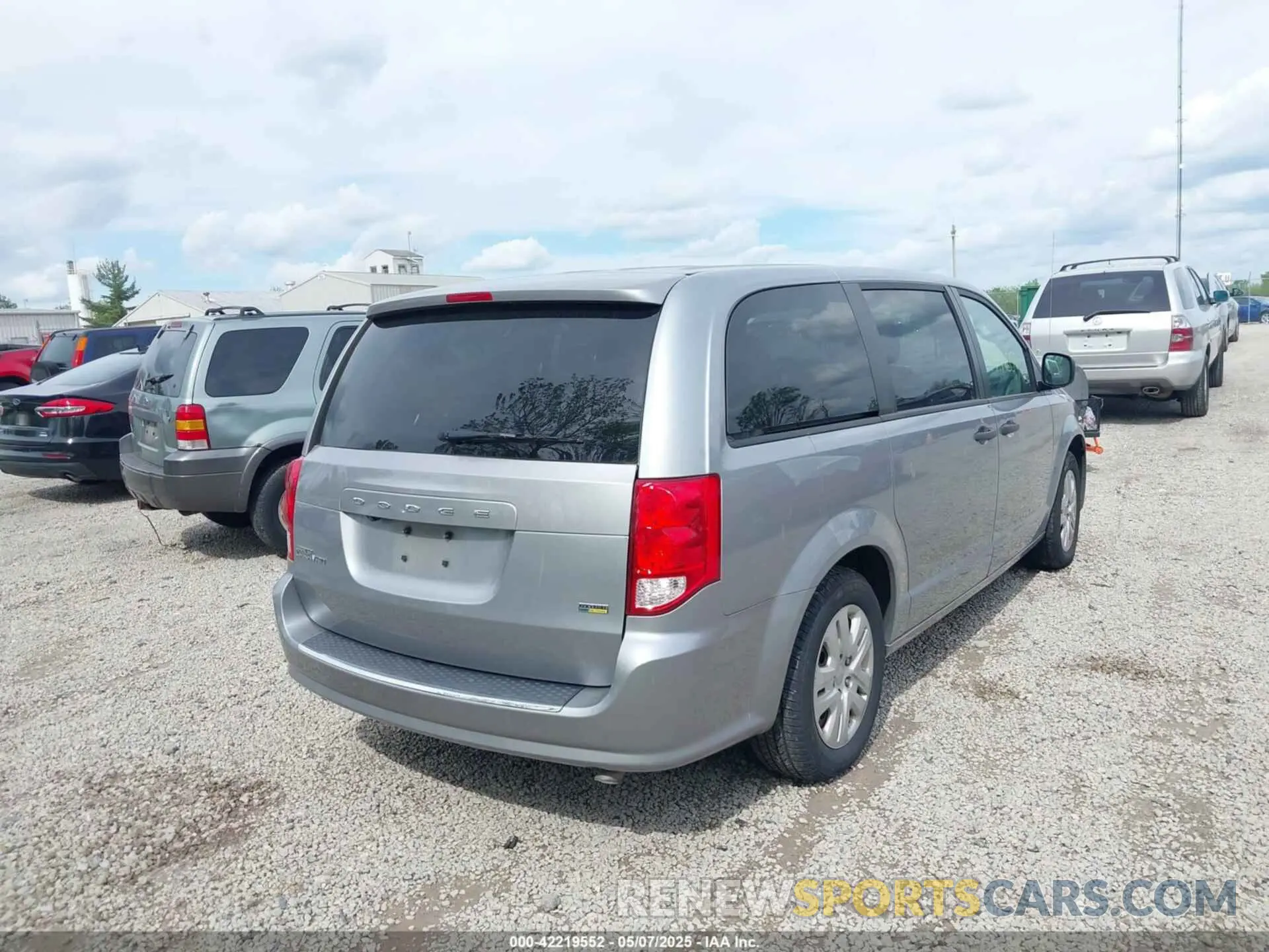 4 Photograph of a damaged car 2C4RDGBG1KR581130 DODGE GRAND CARAVAN 2019