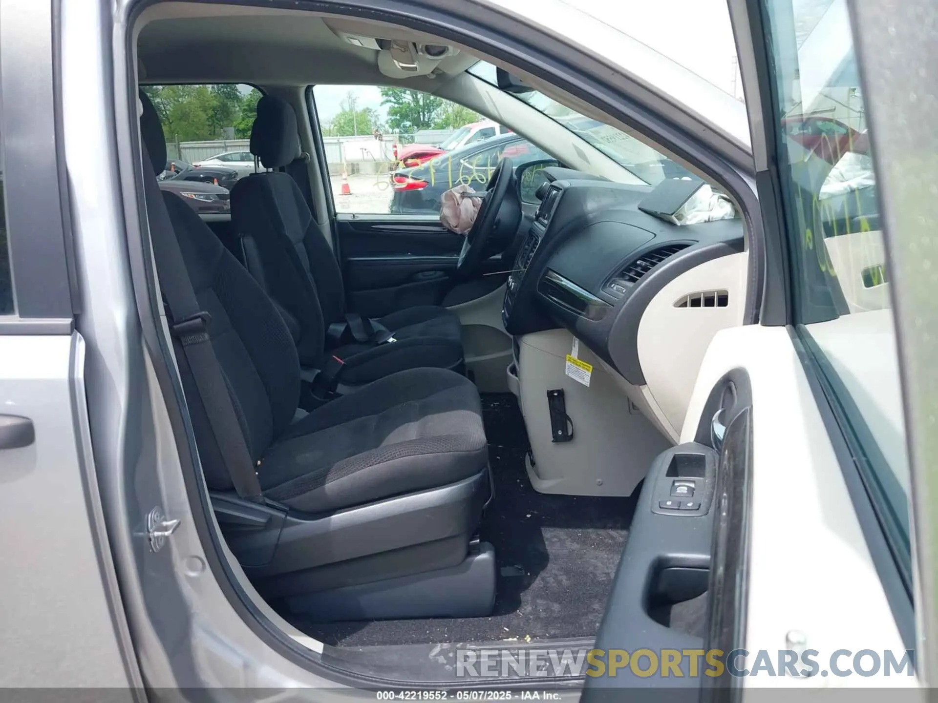 5 Photograph of a damaged car 2C4RDGBG1KR581130 DODGE GRAND CARAVAN 2019