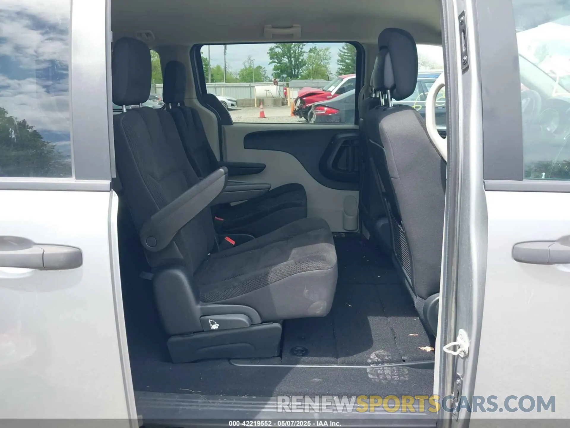 8 Photograph of a damaged car 2C4RDGBG1KR581130 DODGE GRAND CARAVAN 2019