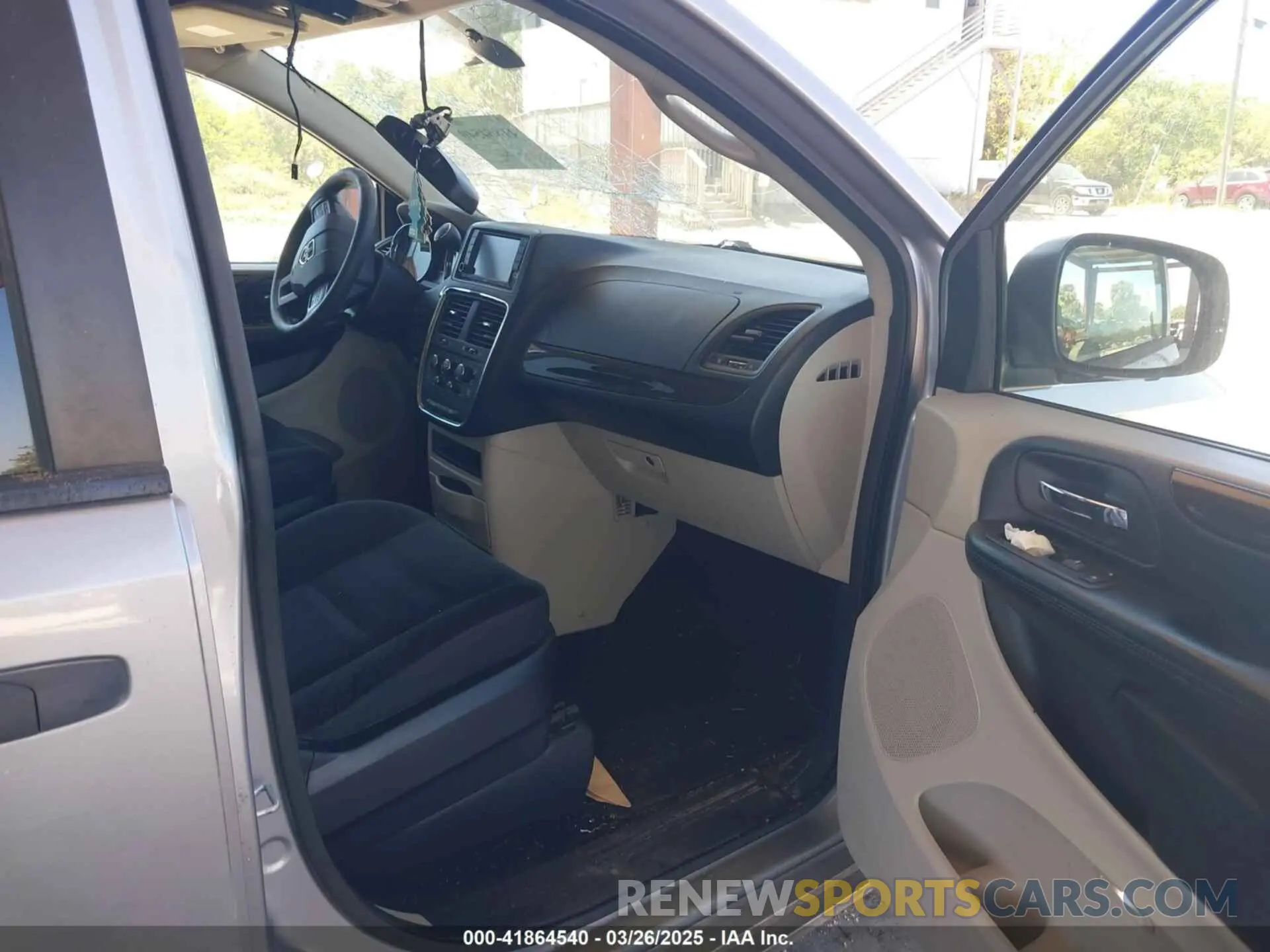 5 Photograph of a damaged car 2C4RDGBG1KR729681 DODGE GRAND CARAVAN 2019