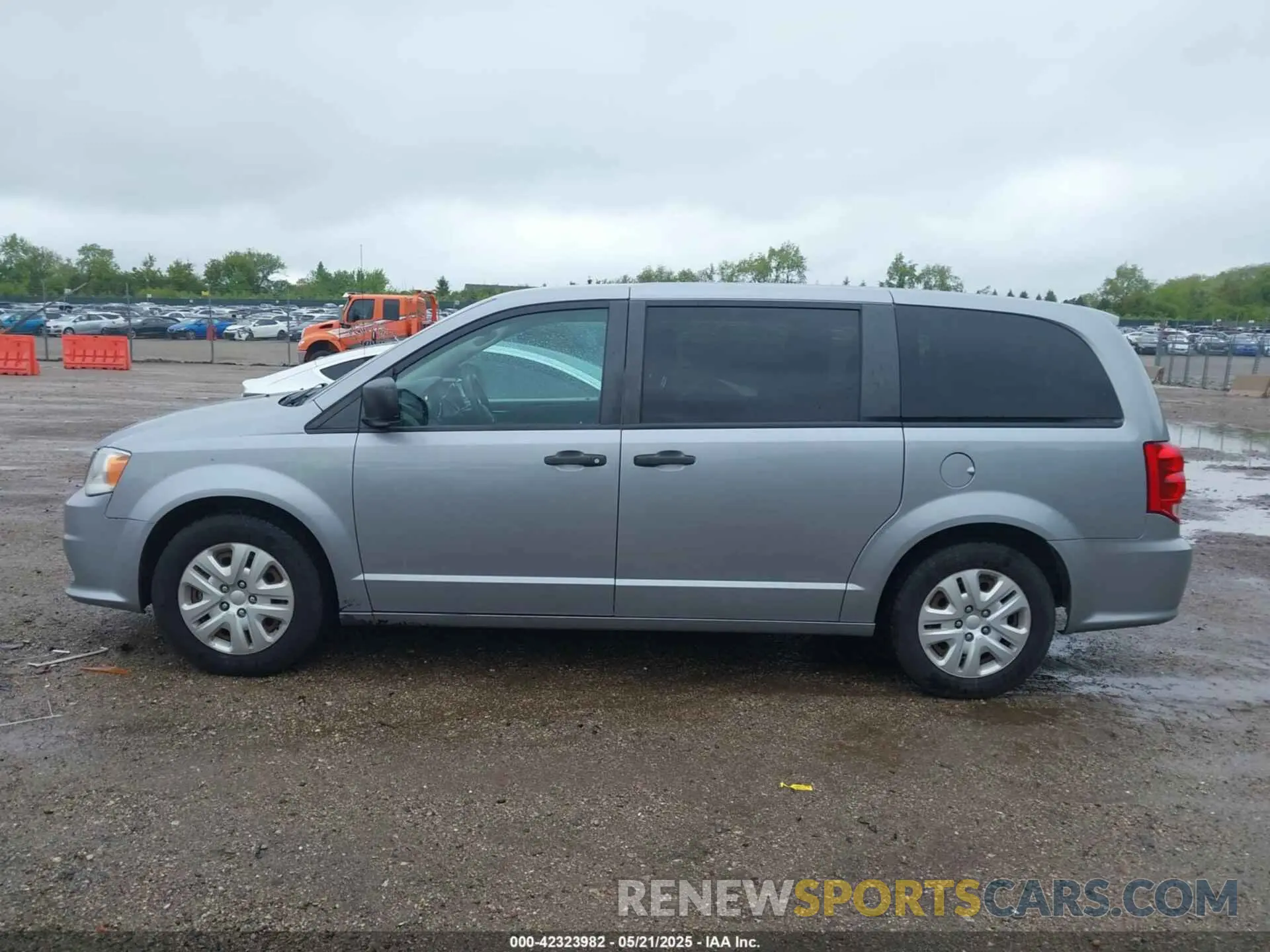 14 Photograph of a damaged car 2C4RDGBG1KR801690 DODGE GRAND CARAVAN 2019