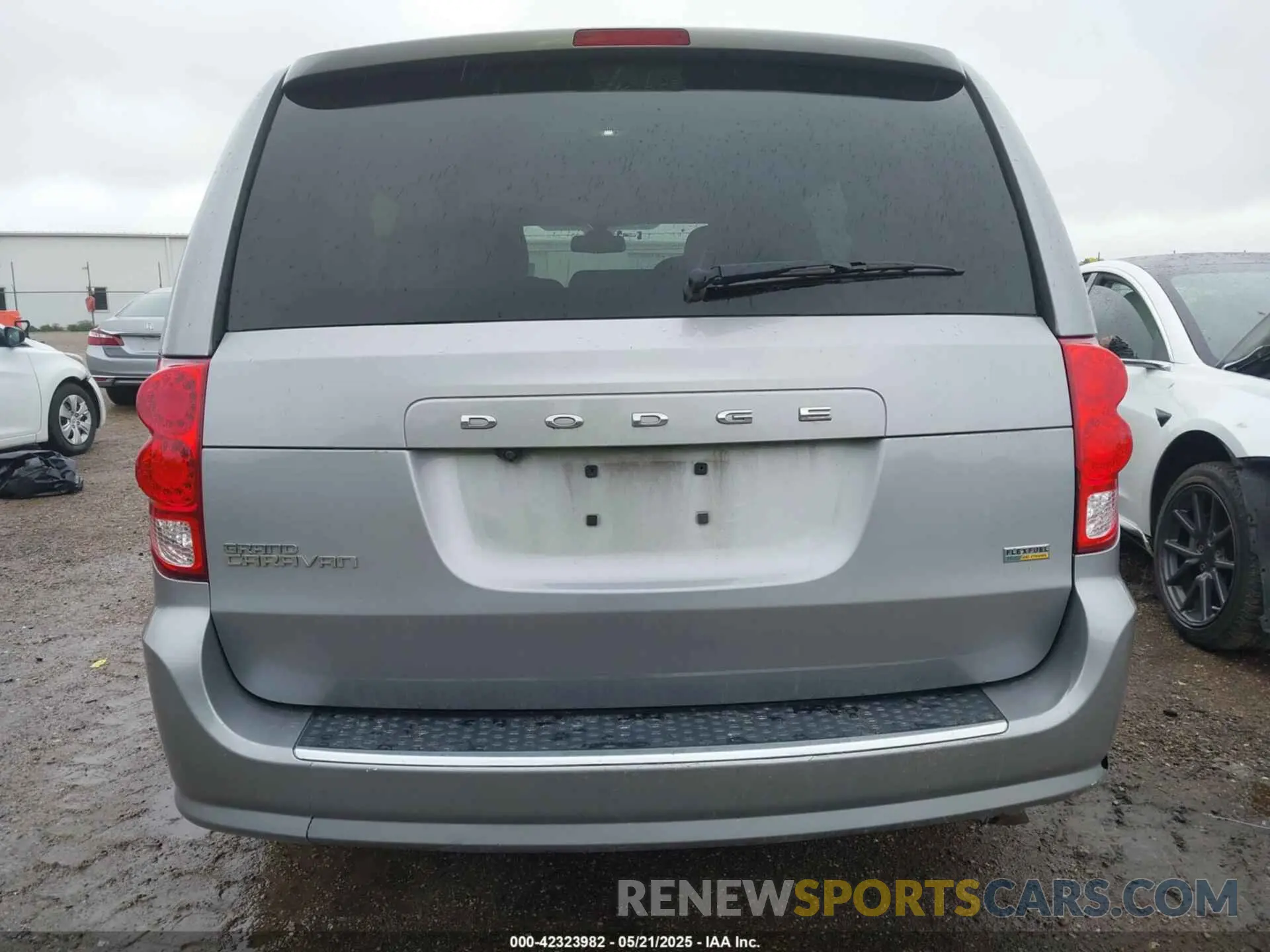 16 Photograph of a damaged car 2C4RDGBG1KR801690 DODGE GRAND CARAVAN 2019