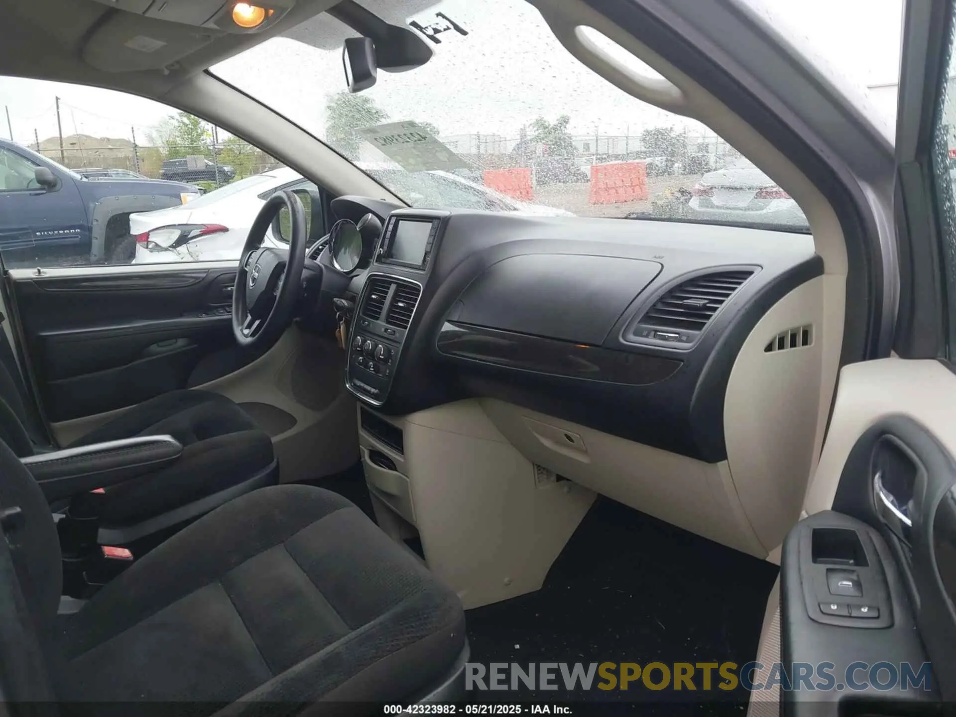 5 Photograph of a damaged car 2C4RDGBG1KR801690 DODGE GRAND CARAVAN 2019
