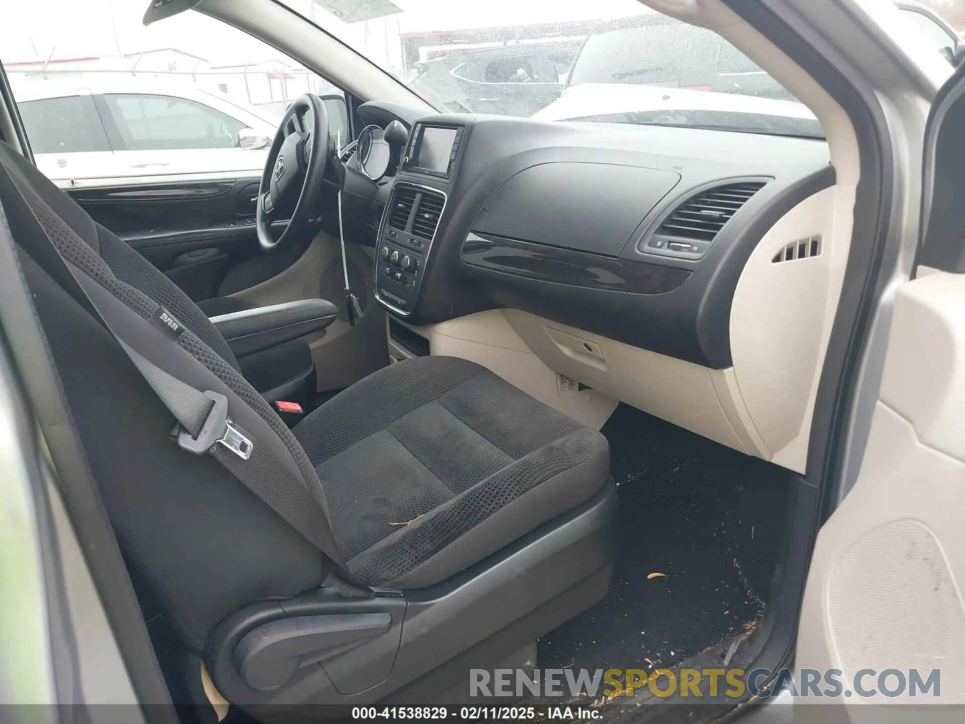 5 Photograph of a damaged car 2C4RDGBG2KR547780 DODGE GRAND CARAVAN 2019