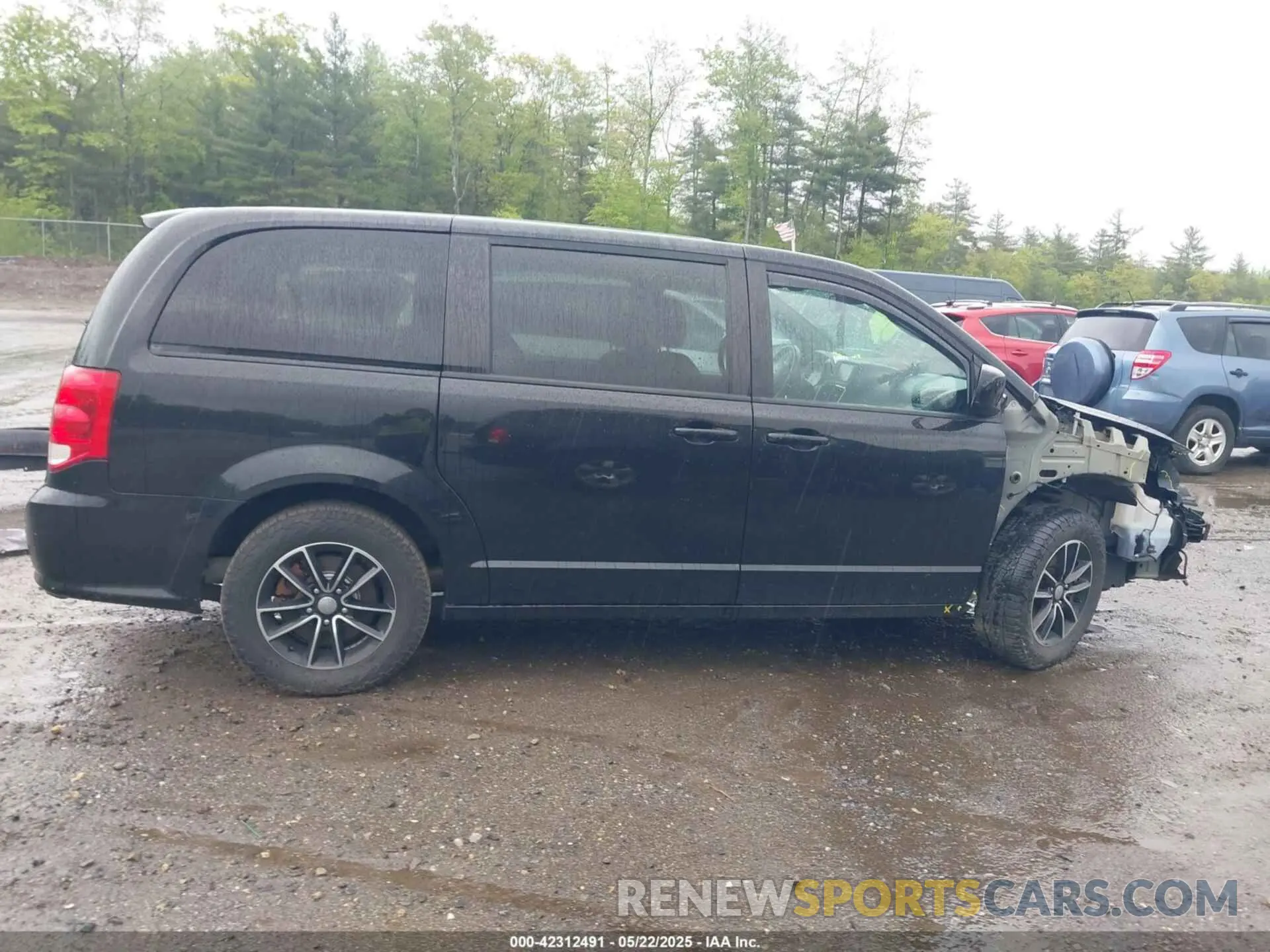 14 Photograph of a damaged car 2C4RDGBG2KR573439 DODGE GRAND CARAVAN 2019