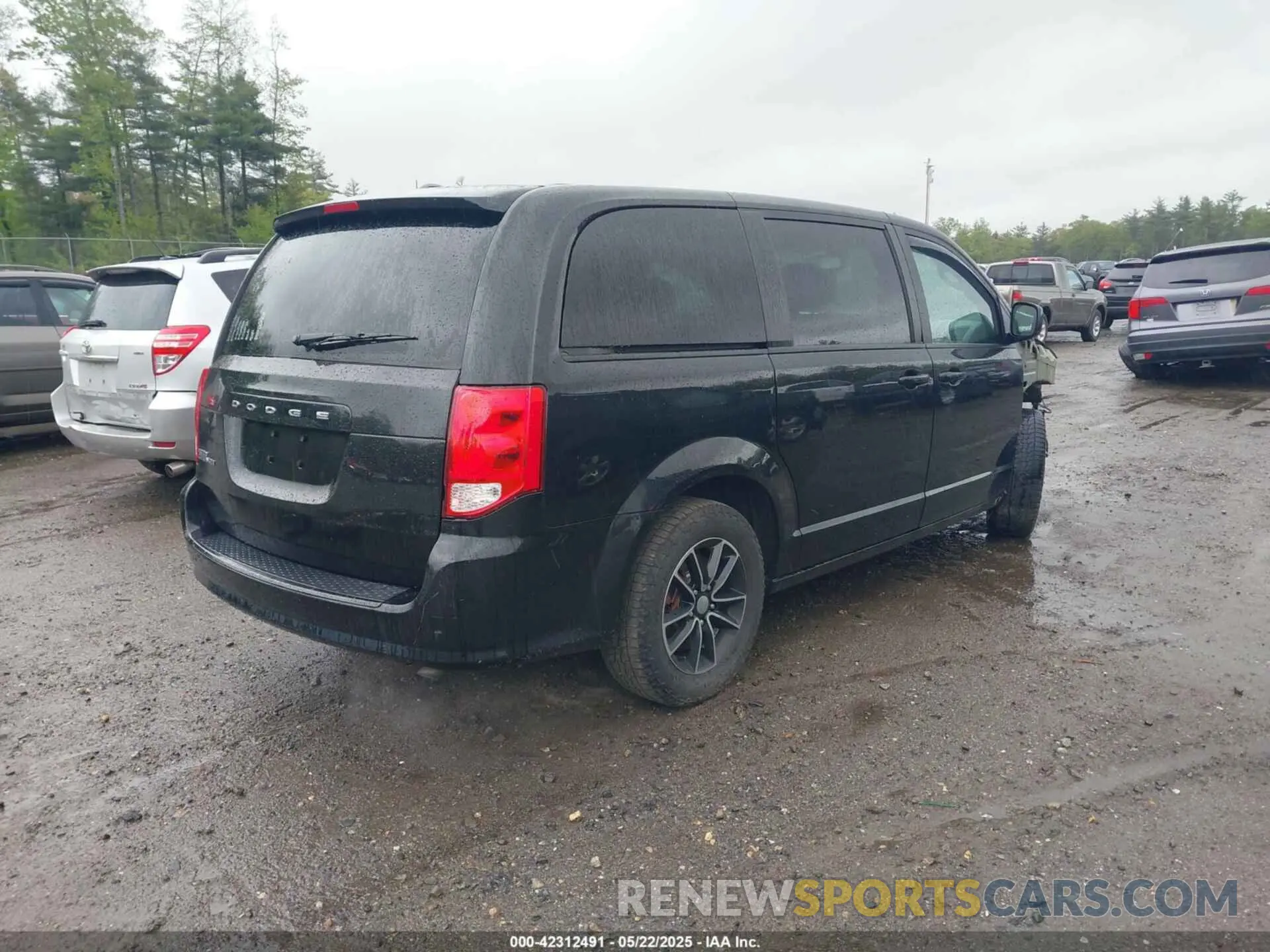 4 Photograph of a damaged car 2C4RDGBG2KR573439 DODGE GRAND CARAVAN 2019