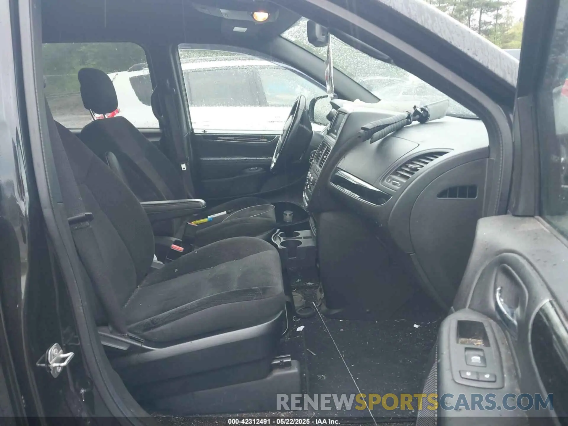 5 Photograph of a damaged car 2C4RDGBG2KR573439 DODGE GRAND CARAVAN 2019