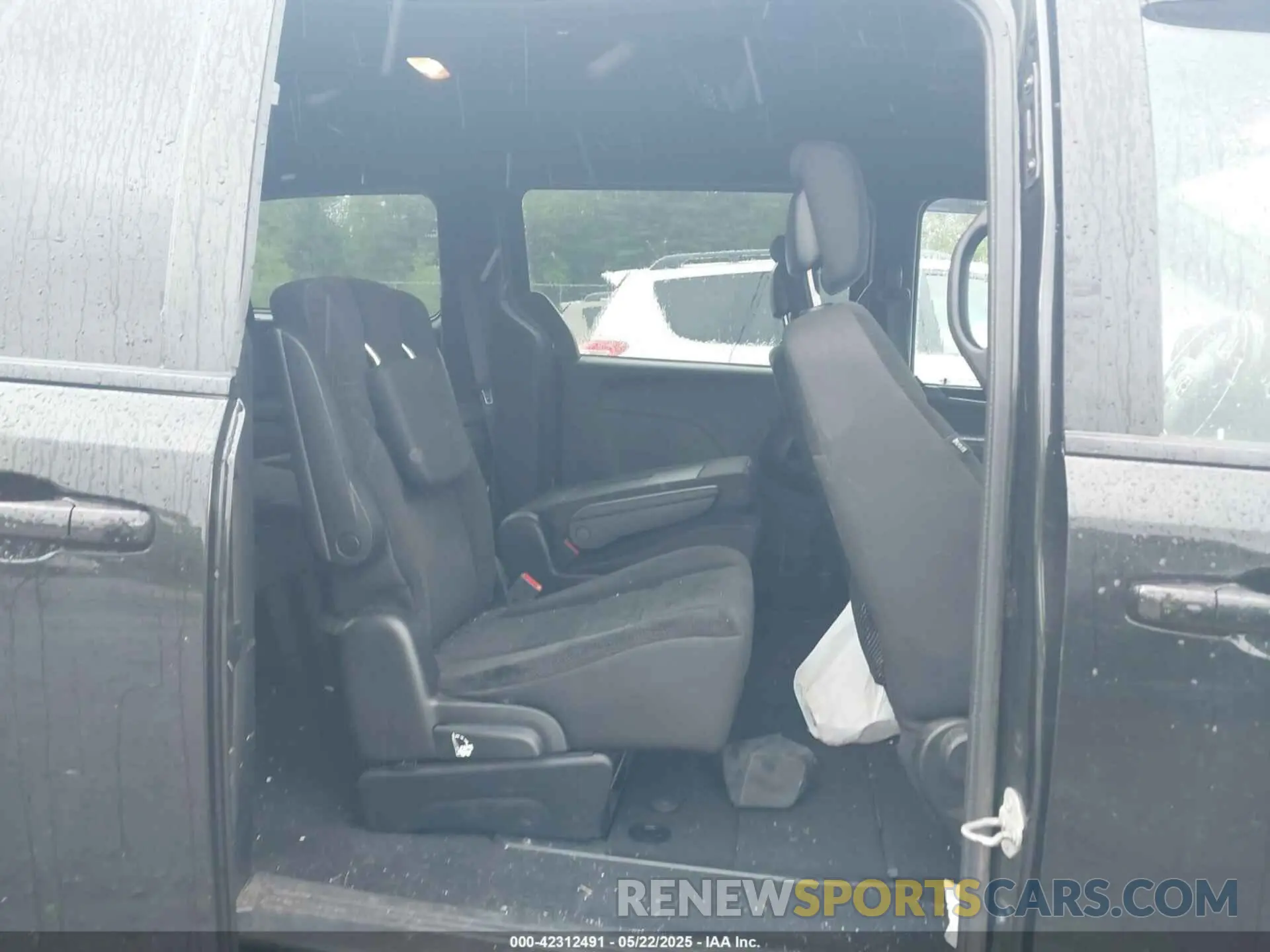 8 Photograph of a damaged car 2C4RDGBG2KR573439 DODGE GRAND CARAVAN 2019