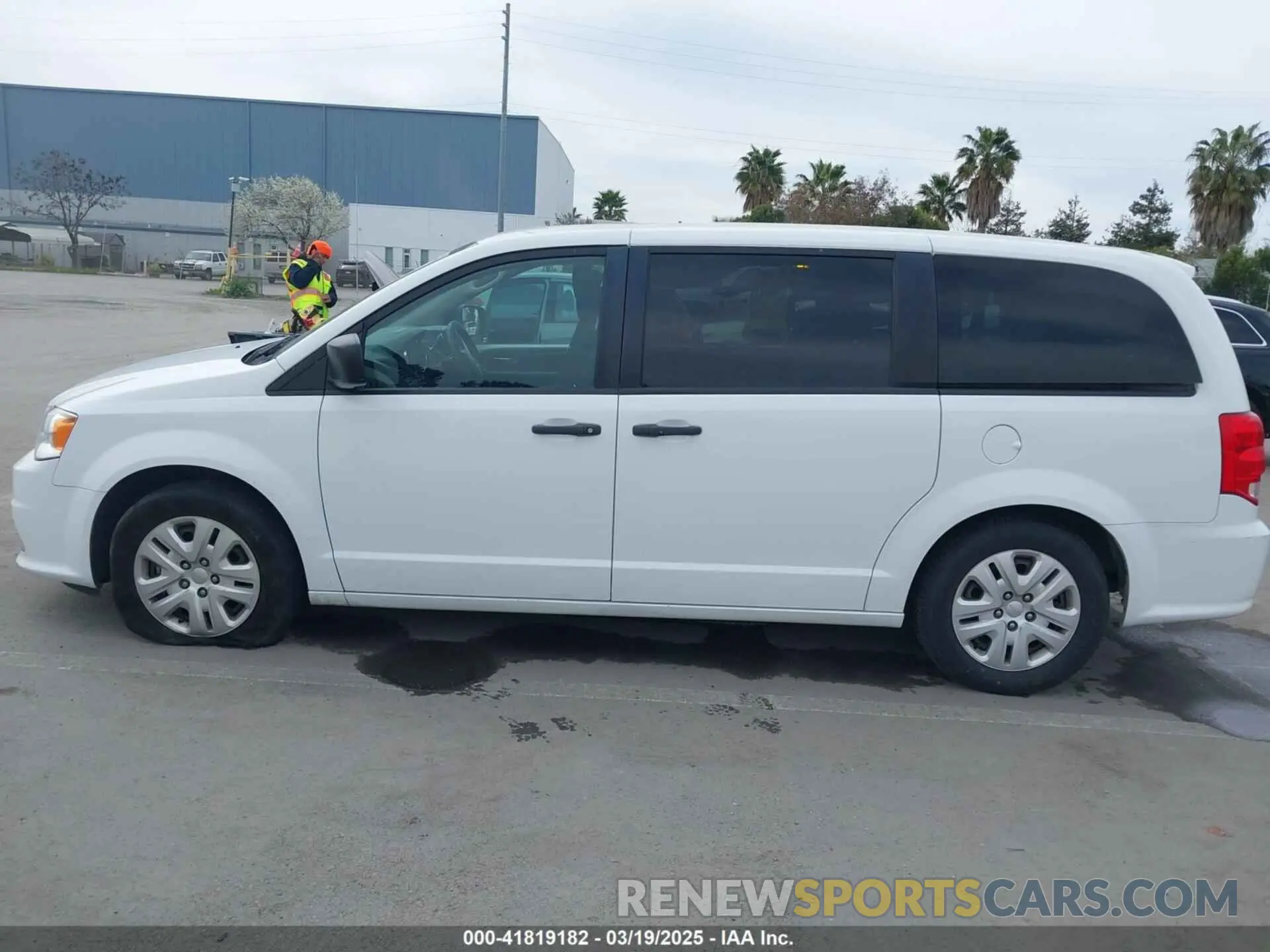 14 Photograph of a damaged car 2C4RDGBG2KR787945 DODGE GRAND CARAVAN 2019
