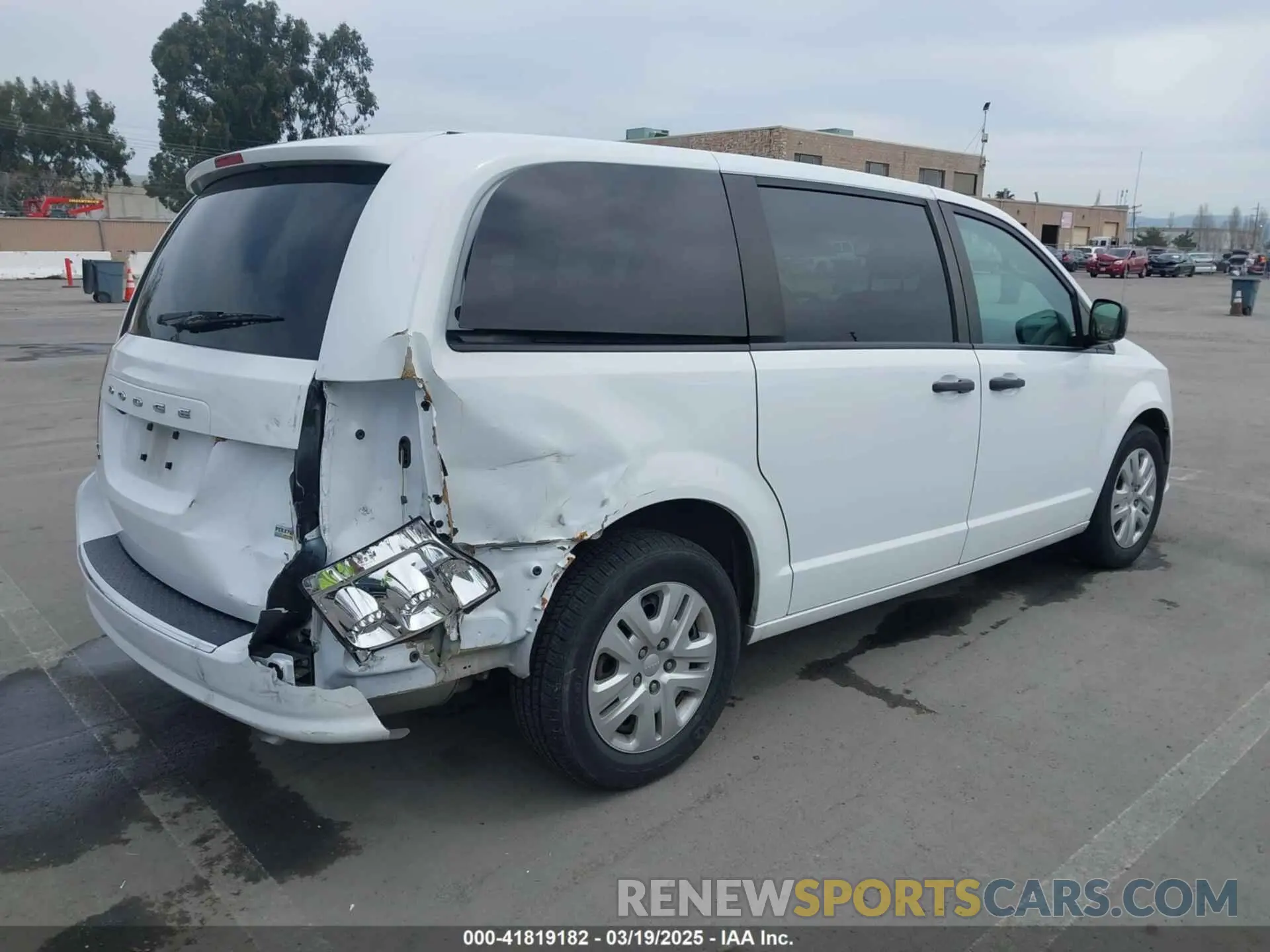 4 Photograph of a damaged car 2C4RDGBG2KR787945 DODGE GRAND CARAVAN 2019