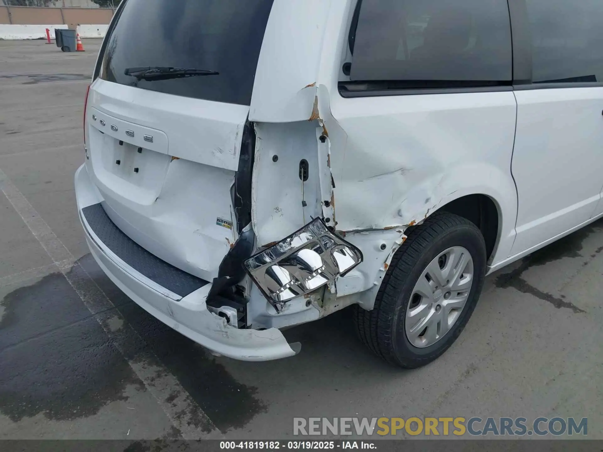 6 Photograph of a damaged car 2C4RDGBG2KR787945 DODGE GRAND CARAVAN 2019