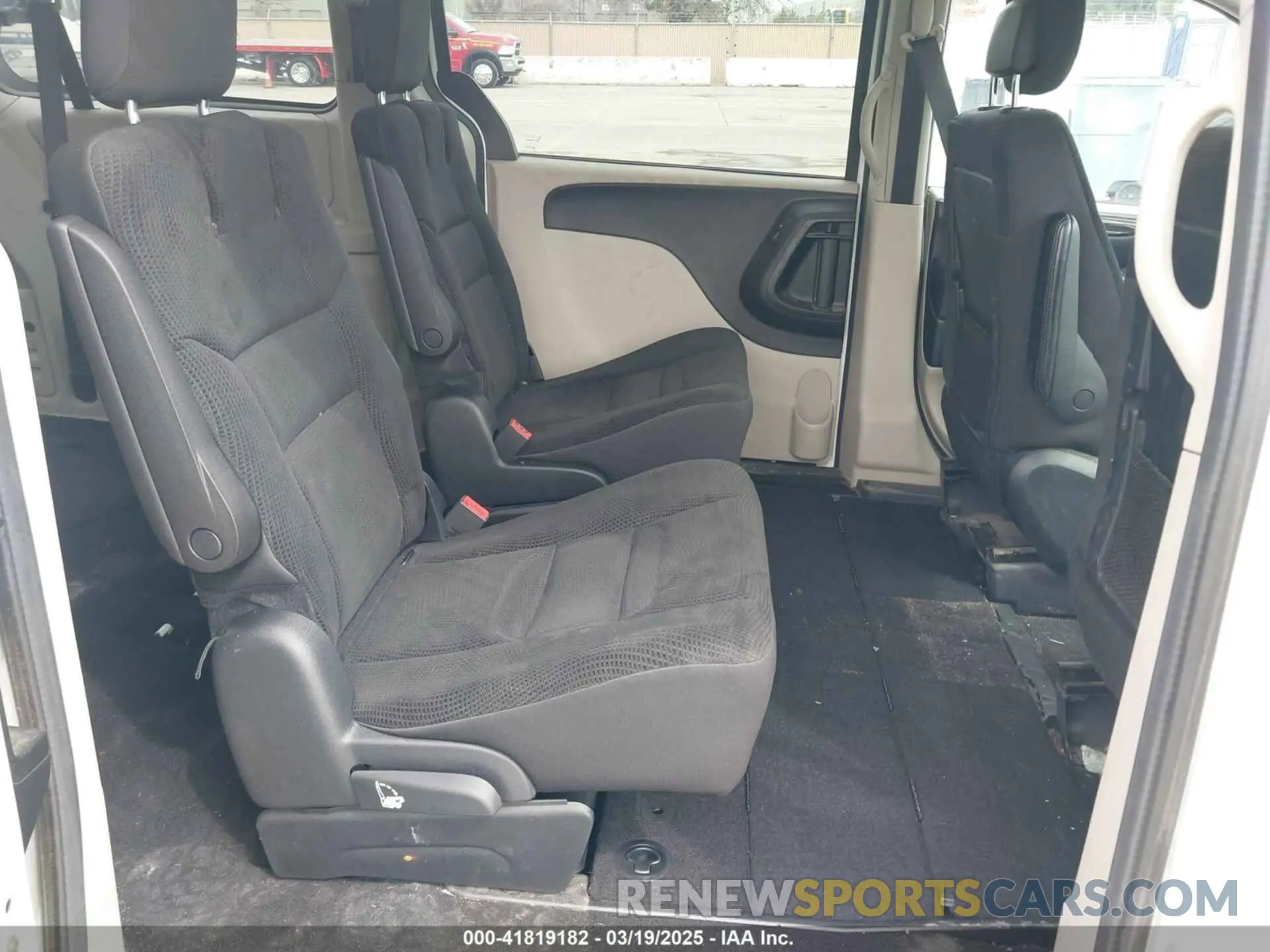 8 Photograph of a damaged car 2C4RDGBG2KR787945 DODGE GRAND CARAVAN 2019