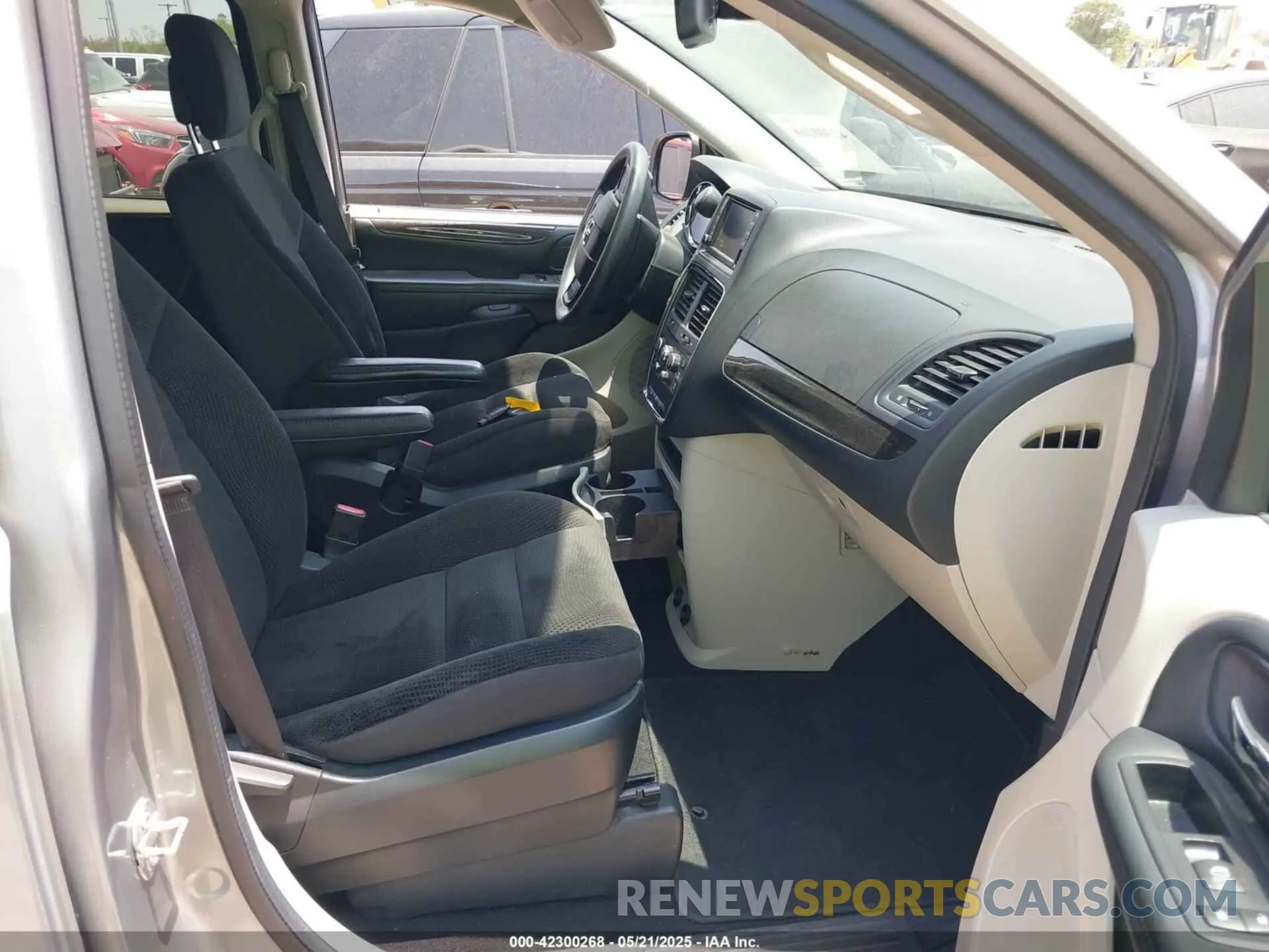 5 Photograph of a damaged car 2C4RDGBG2KR790425 DODGE GRAND CARAVAN 2019