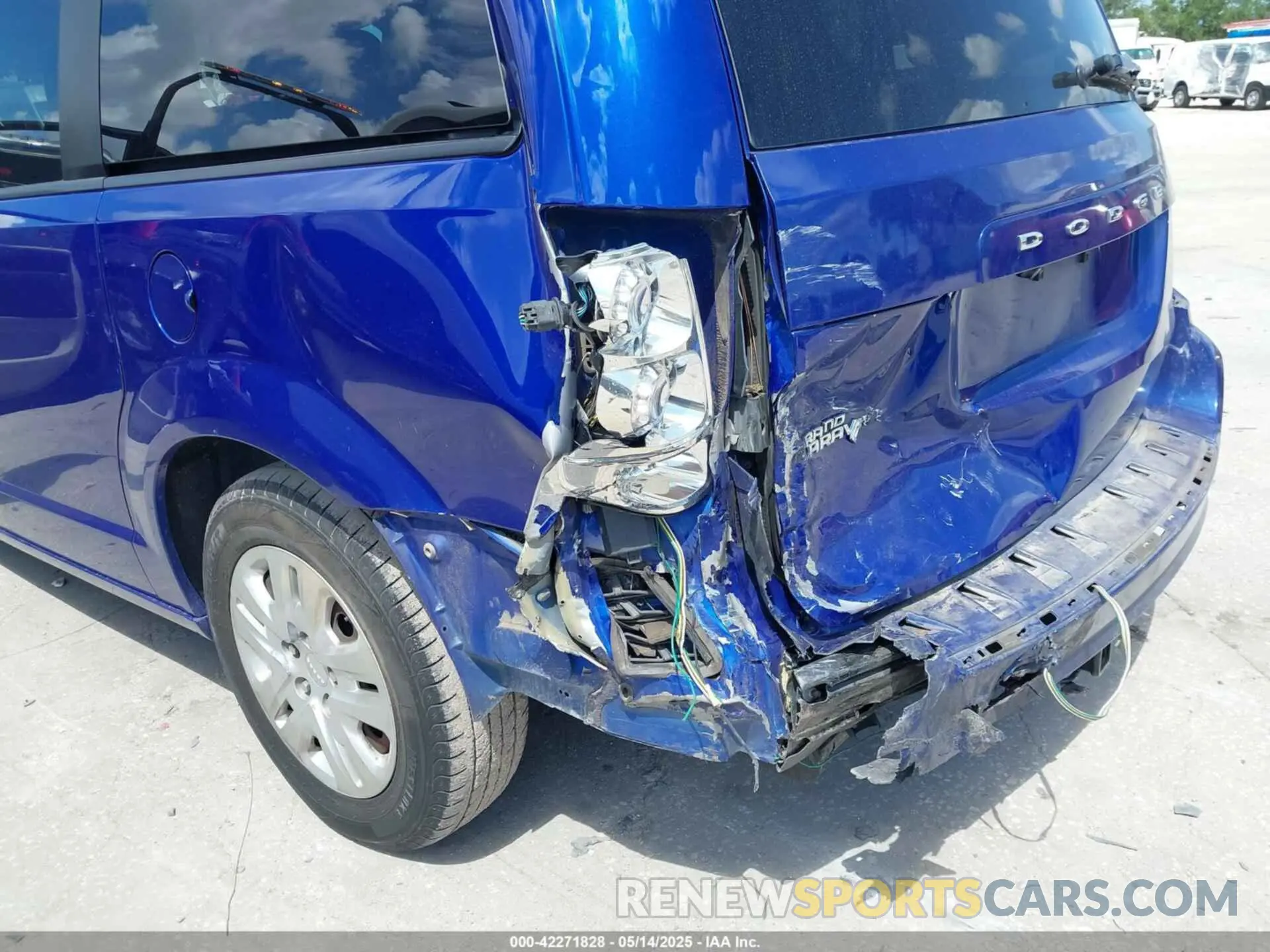 6 Photograph of a damaged car 2C4RDGBG3KR553507 DODGE GRAND CARAVAN 2019