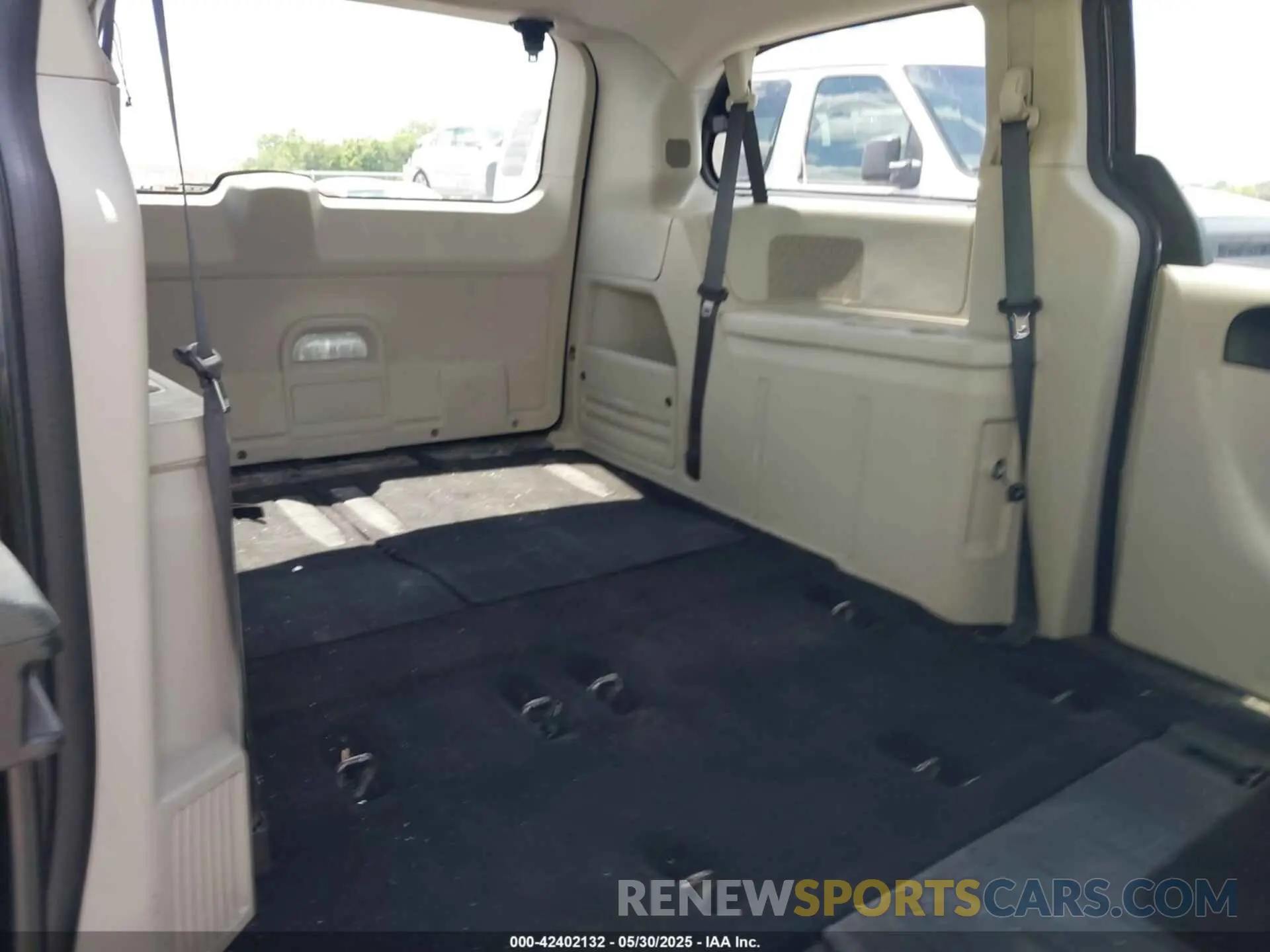 8 Photograph of a damaged car 2C4RDGBG4KR587150 DODGE GRAND CARAVAN 2019